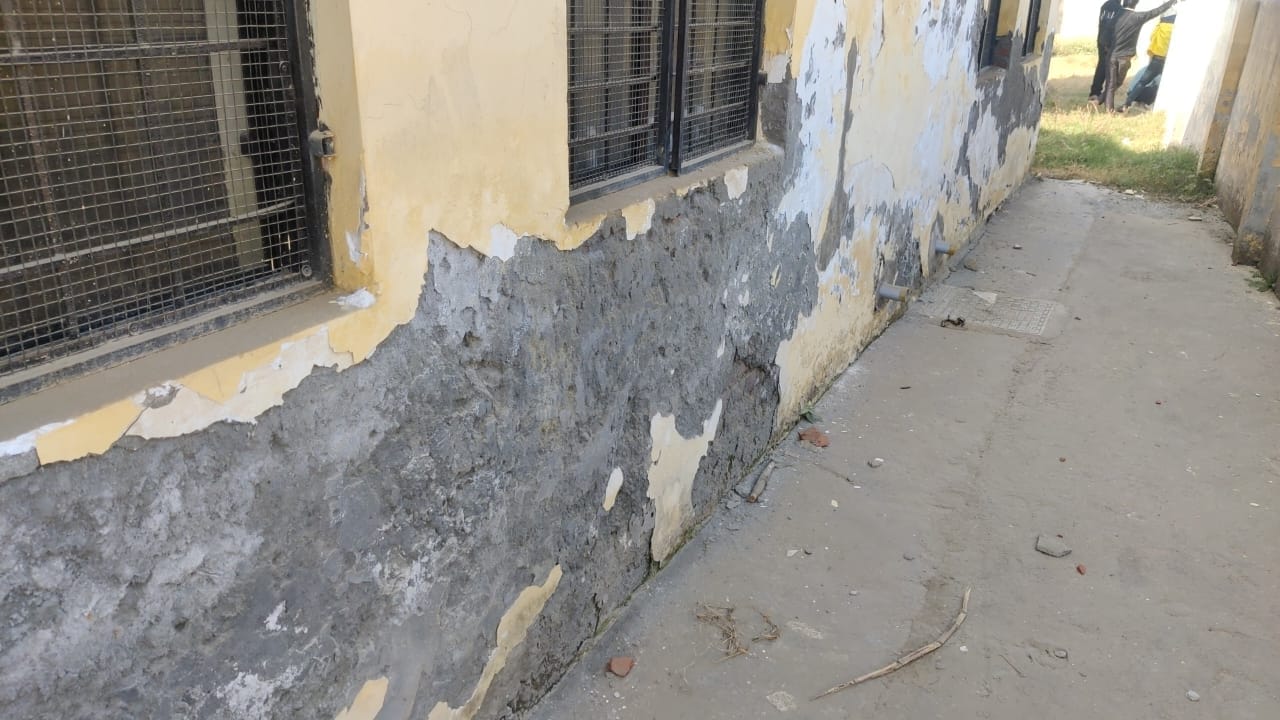 सरूरपुर। खिवाई पीएचसी में पहुंची मरीज शबाना। संवाद सरूरपुर। खिवाई पीएचसी में पहुंची मरीज शबाना। संवाद