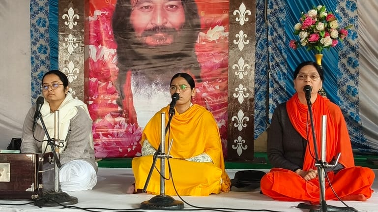 साप्ताहिक सत्संग के दौरान उपस्थित महिला श्रद्धालु। आयोजक