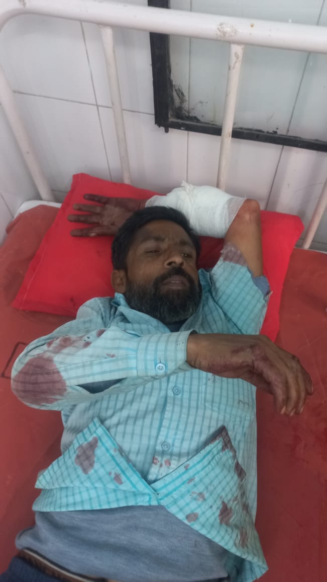 सरधना। गांव छुर में लाईनमैन को गोली मारने की घटना के बाद सीएचसी में जांच करती पुलिस। संवाद