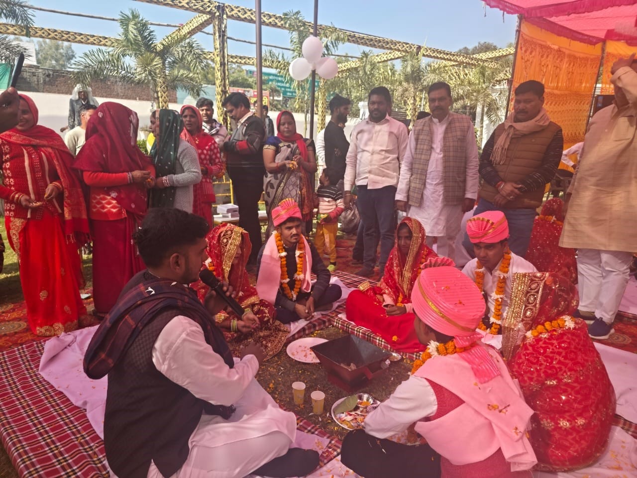 स्याना में सामूहिक विवाह समारोह में नवविवाहित जोड़ों को आशीर्वाद देते लोग। स्रोत: आयोजक