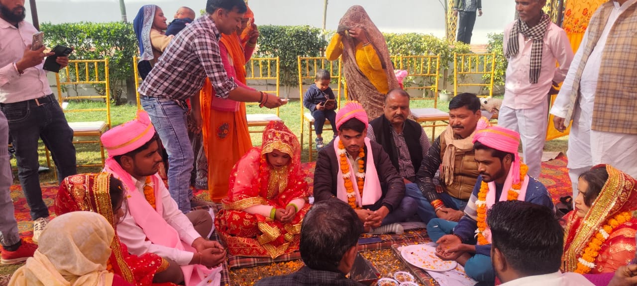 स्याना में सामूहिक विवाह समारोह में नवविवाहित जोड़ों को आशीर्वाद देते लोग। स्रोत: आयोजक