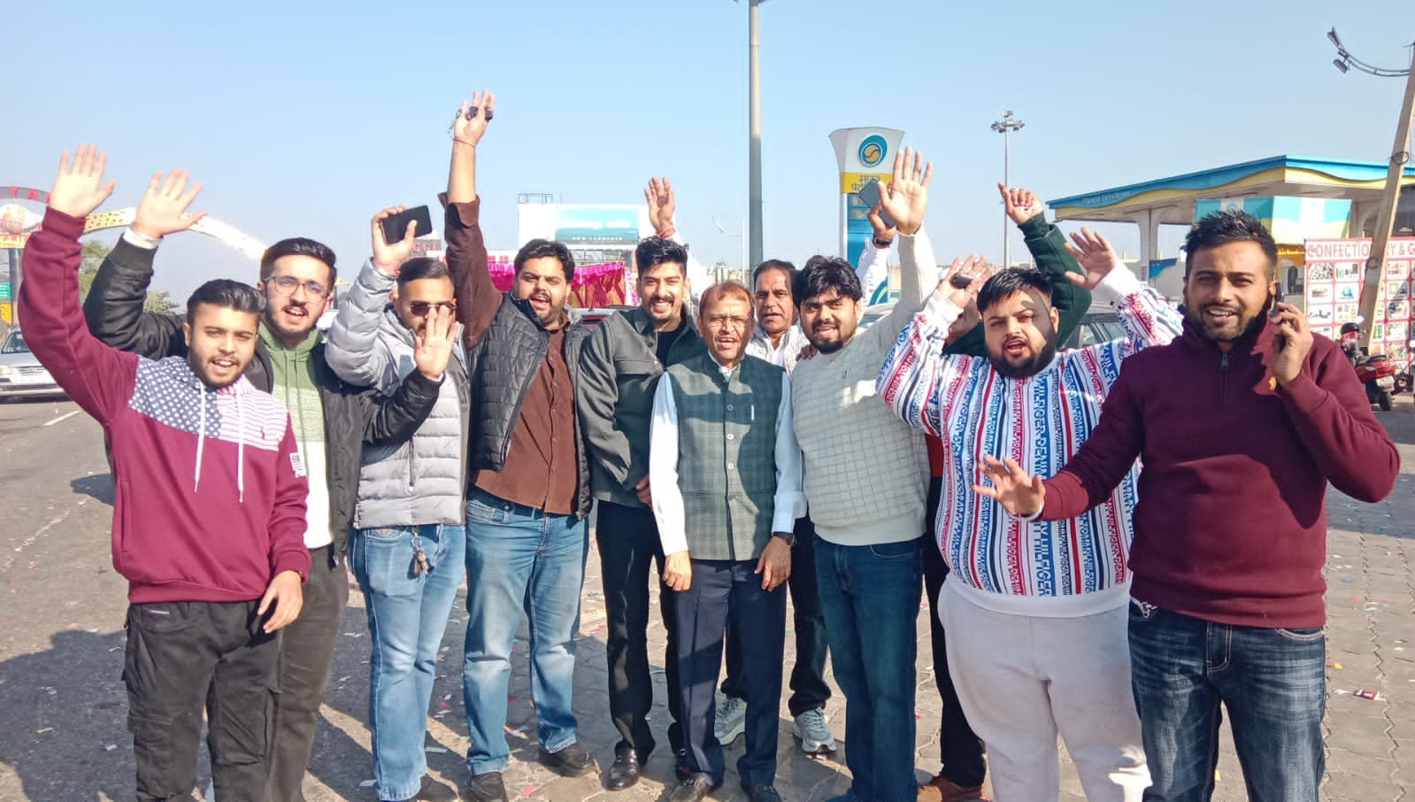 शहर में जग्गी सिटी सेंटर पर शिरडी साईं बाबा की चरण पादुकाओं का पहुंचने पर स्वागत करते हुए श्रद्