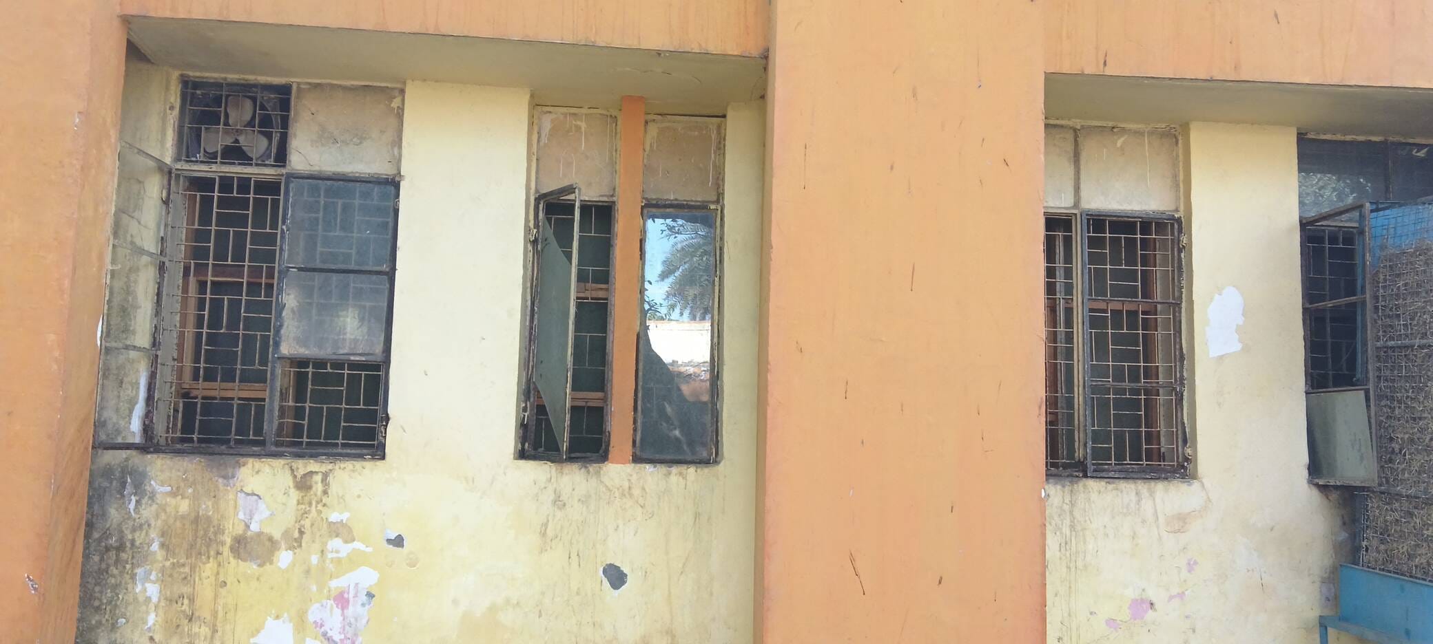 फ़ोटो 19 जिला अस्पताल के इंडोर वार्ड की टूटी खिड़कियां। संवाद फ़ोटो 19 जिला अस्पताल के इंडोर वार्ड की टूटी खिड़कियां। संवाद