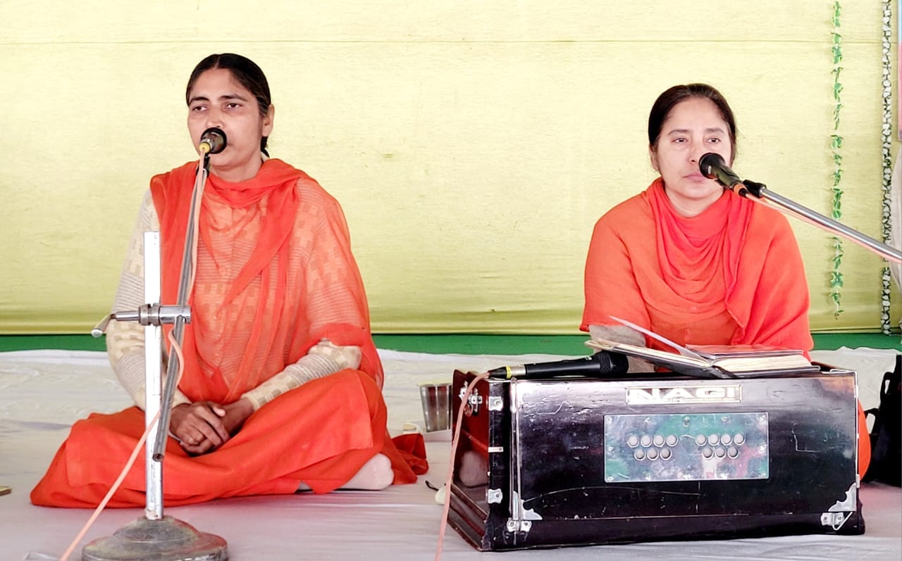 व्यासपुर में आयोजित साप्ताहिक सत्संग में उपस्थित संगत। आयोजक व्यासपुर में आयोजित साप्ताहिक सत्संग में उपस्थित संगत। आयोजक