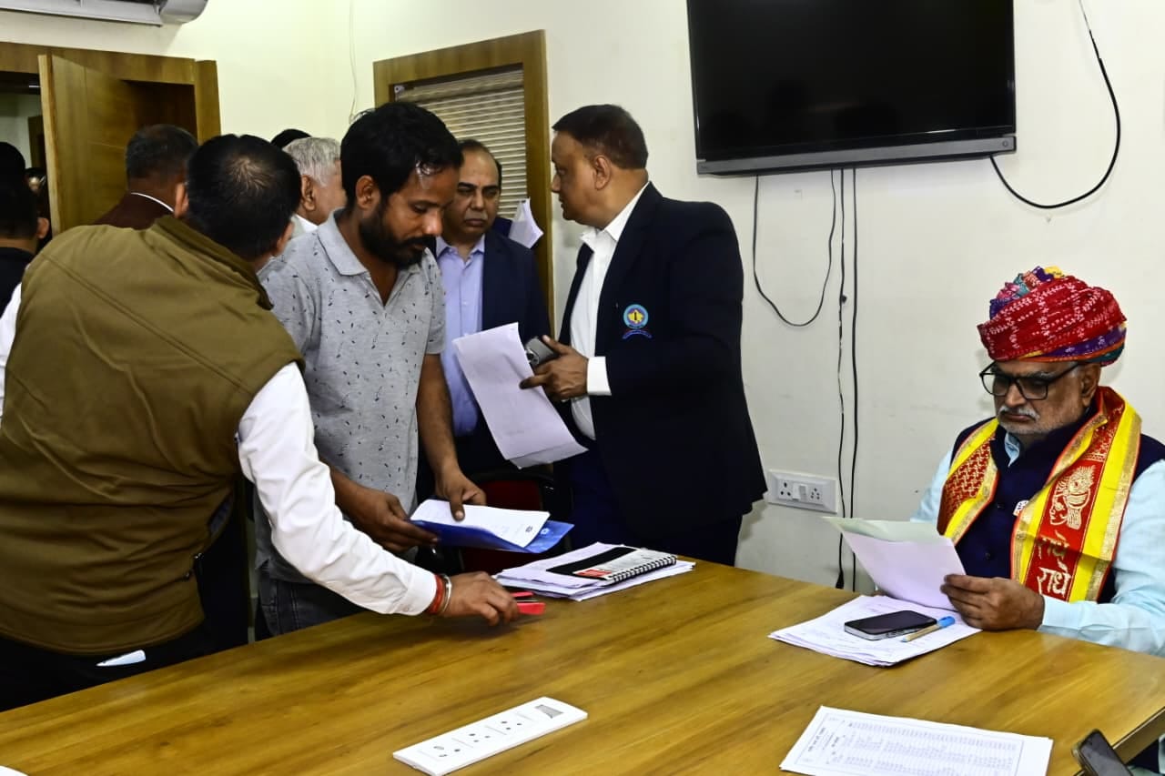 यूडीएच मंत्री झाबर सिंह खर्रा प्रेस से बात करते हुए