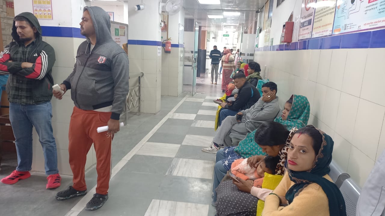 08jjrp13- सिविल अस्पताल में आने वाले मरीज से जानकारी लेती चिकित्सक। संवाद