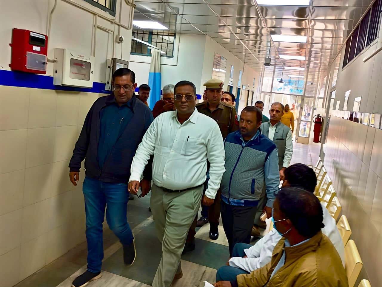 08jjrp13- सिविल अस्पताल में आने वाले मरीज से जानकारी लेती चिकित्सक। संवाद