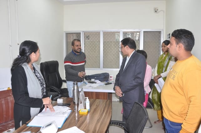 10...रोहतक के पीजीआई की ओपीडी में दवाई लेने के लिए लाइन में खड़े मरीज 10...रोहतक के पीजीआई की ओपीडी में दवाई लेने के लिए लाइन में खड़े मरीज