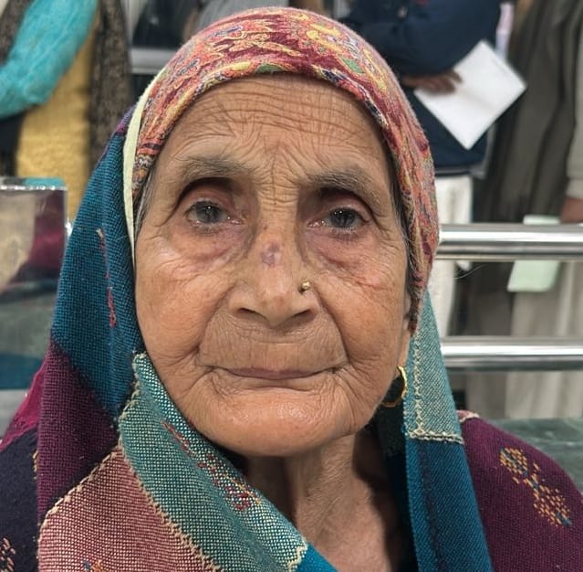 10...रोहतक के पीजीआई की ओपीडी में दवाई लेने के लिए लाइन में खड़े मरीज 10...रोहतक के पीजीआई की ओपीडी में दवाई लेने के लिए लाइन में खड़े मरीज