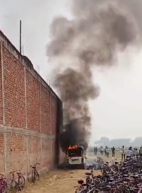 आसपुर देवसरा के सैफाबाद स्थित विद्यालय परिसर में आग लगने से जला स्कूल वाहन। सोशल मीडिया आसपुर देवसरा के सैफाबाद स्थित विद्यालय परिसर में आग लगने से जला स्कूल वाहन। सोशल मीडिया