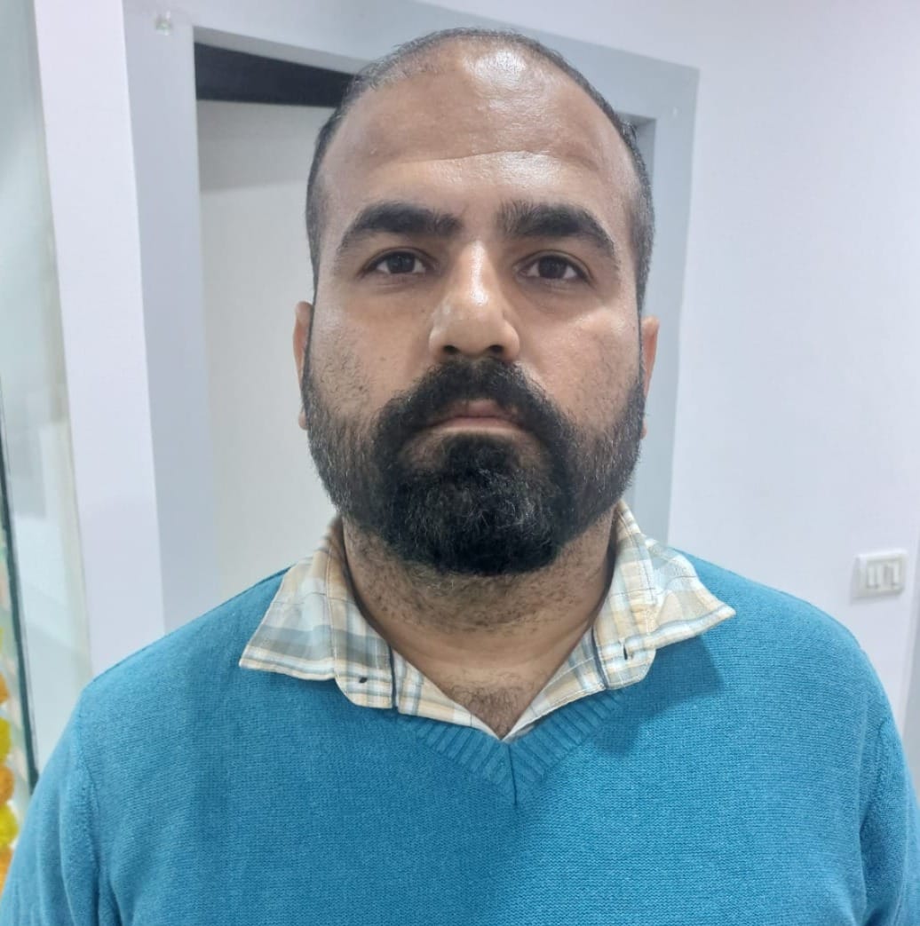 अंबाला कैंट के वारहीरोज मेमोरियल में खिलाड़ी अधूरे पड़े एथलेक्टिस ट्रैक पर दौड़ लगाते हुए: स