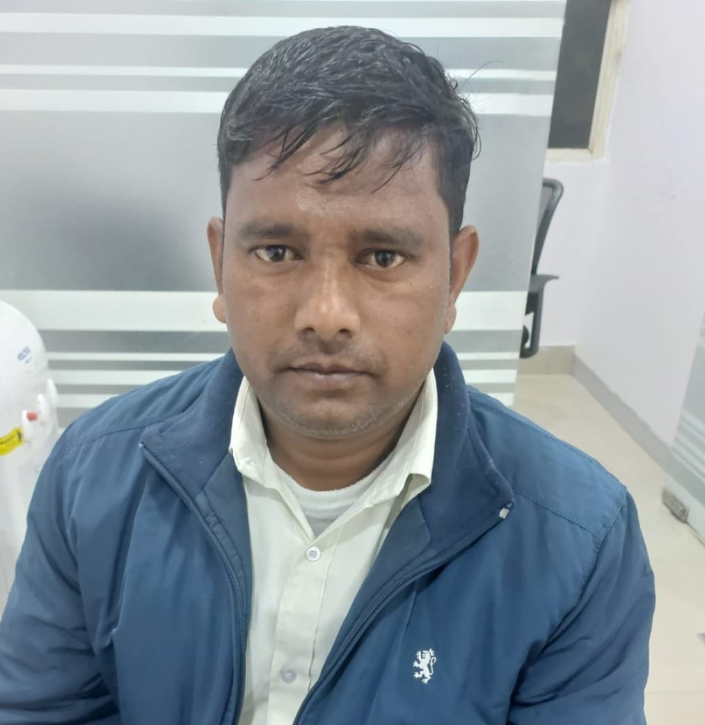 अंबाला कैंट के वारहीरोज मेमोरियल में खिलाड़ी अधूरे पड़े एथलेक्टिस ट्रैक पर दौड़ लगाते हुए: स