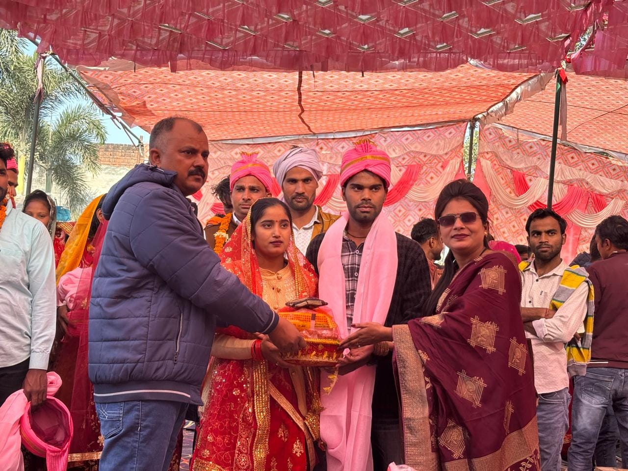 अनूपशहर में मुख्यमंत्री सामूहिक विवाह योजना के तहत परिणय सूत्र में बंधे जोड़ों को आशीर्वाद देते अनूपशहर में मुख्यमंत्री सामूहिक विवाह योजना के तहत परिणय सूत्र में बंधे जोड़ों को आशीर्वाद देते