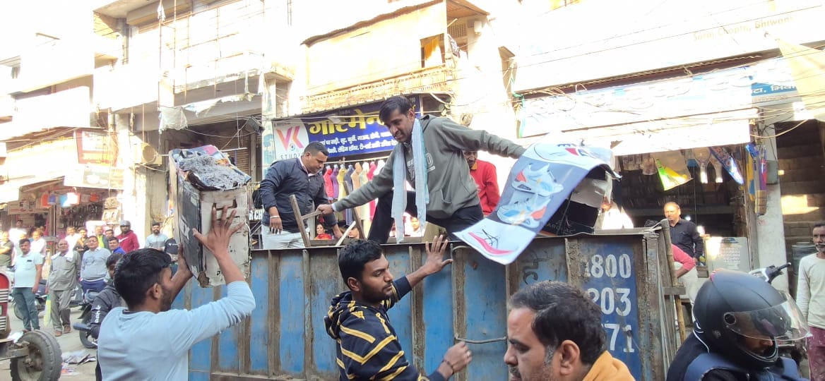 अतिक्रमण हटाओ अभियान के दौरान बाहर बनाया चबूतरा तोडती जेसीबी। 