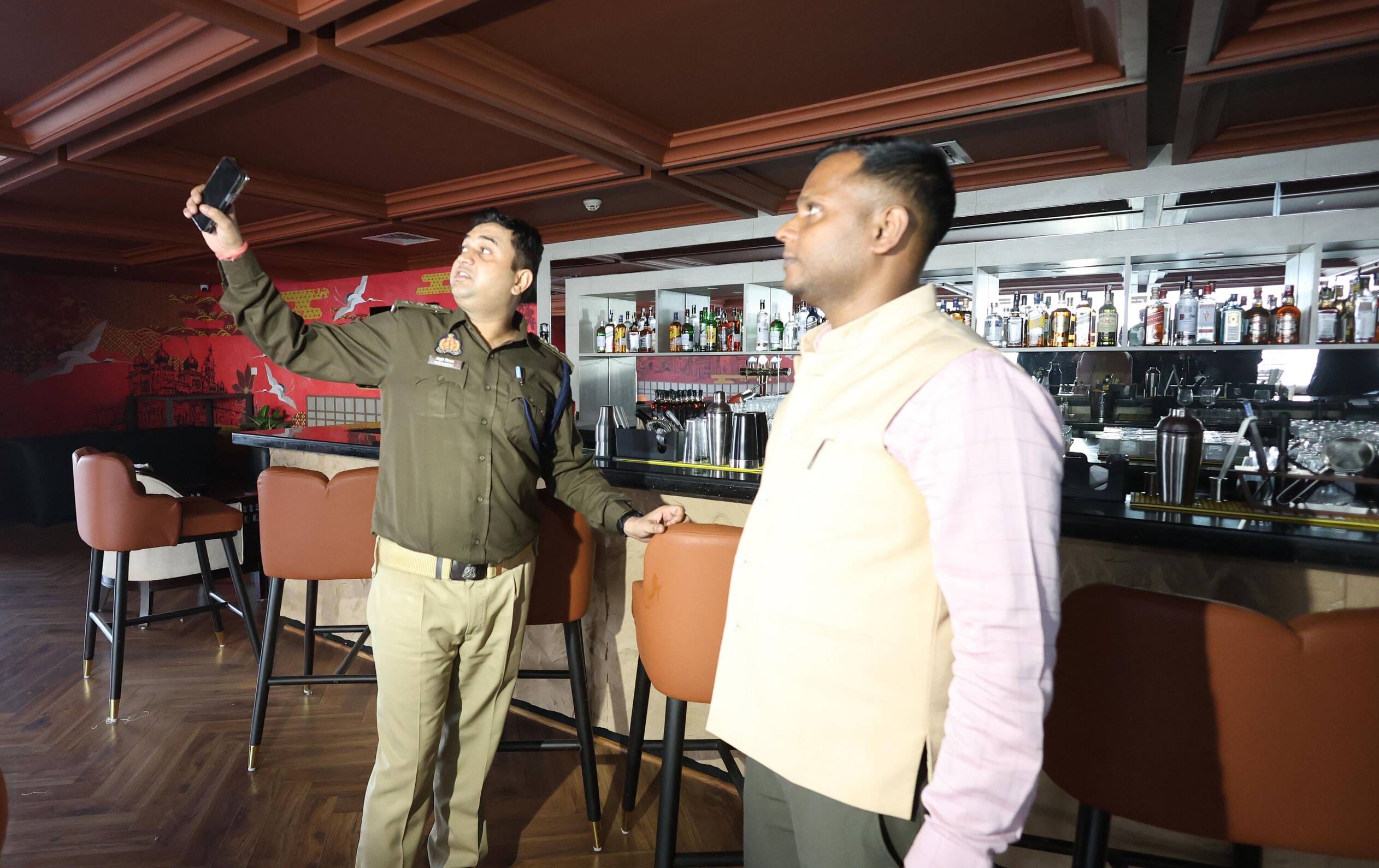बार-रेस्टोरेंट में जांच करती टीम। बार-रेस्टोरेंट में जांच करती टीम।