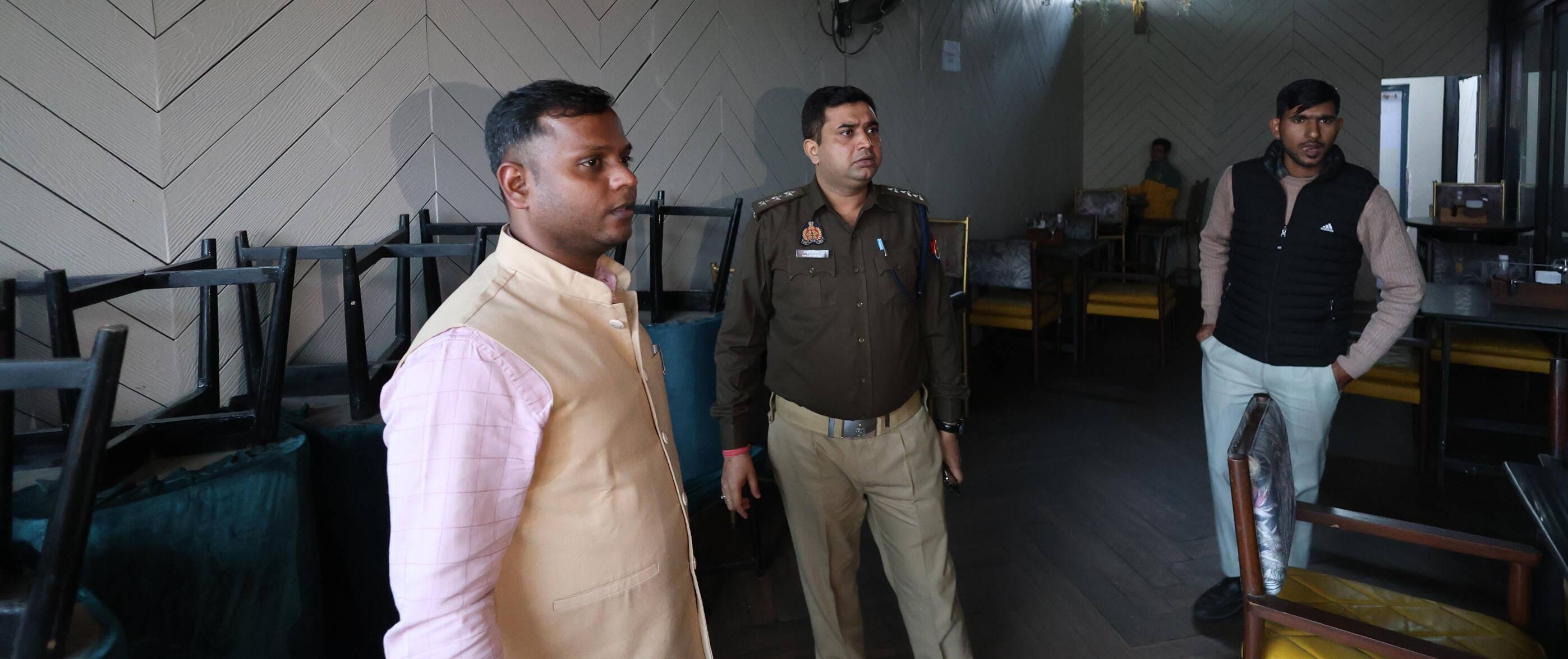बार-रेस्टोरेंट में जांच करती टीम। बार-रेस्टोरेंट में जांच करती टीम।
