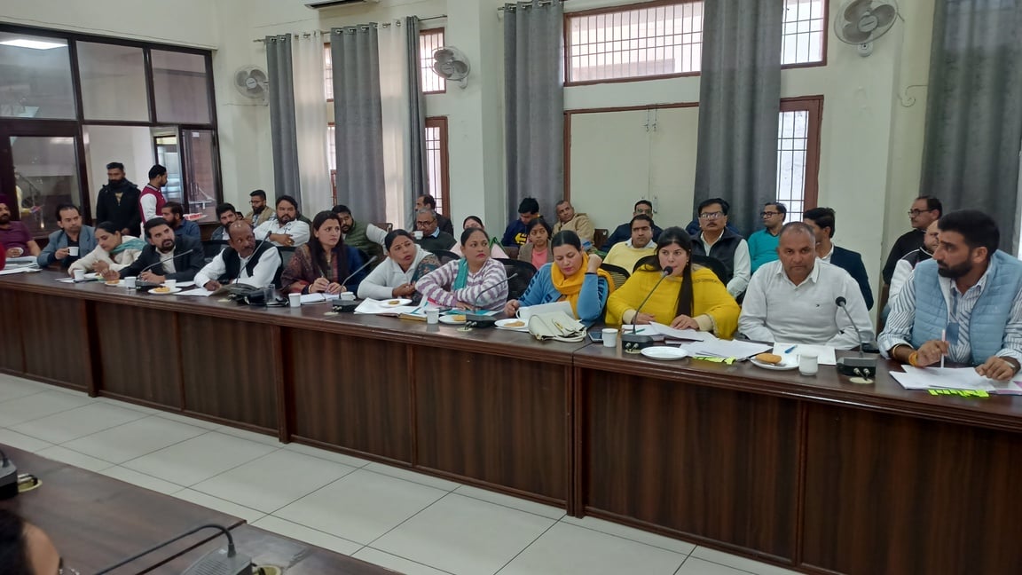 बैठक लेते चेयरमैन रमेश चंद्र व सीईओ नवीन आहुजा। संवाद