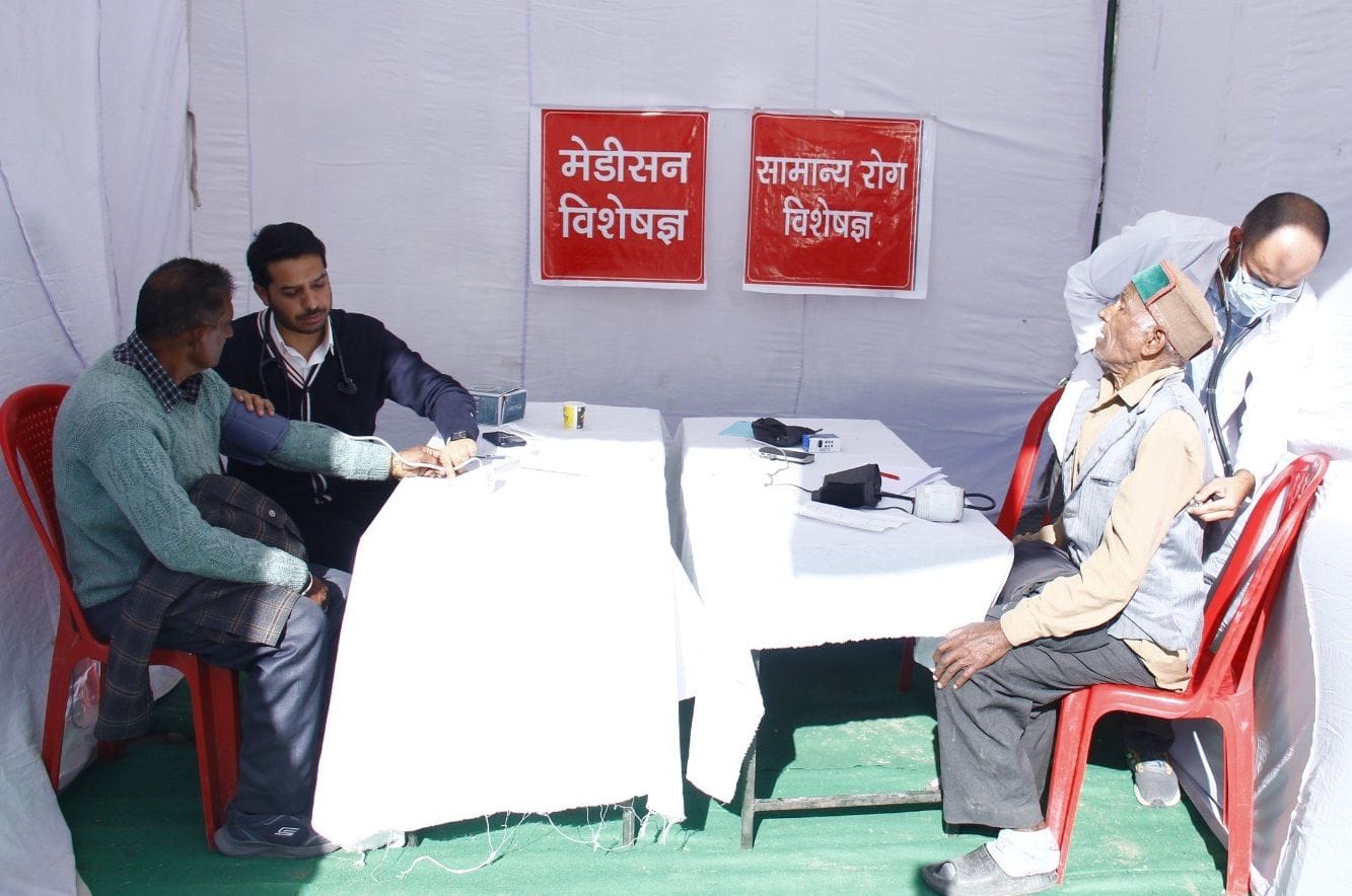 चाटी में आयोजित स्वास्थ्य जांच शिविर में मौजूद लोग। स्रोत : परियोजना प्रबंधन चाटी में आयोजित स्वास्थ्य जांच शिविर में मौजूद लोग। स्रोत : परियोजना प्रबंधन
