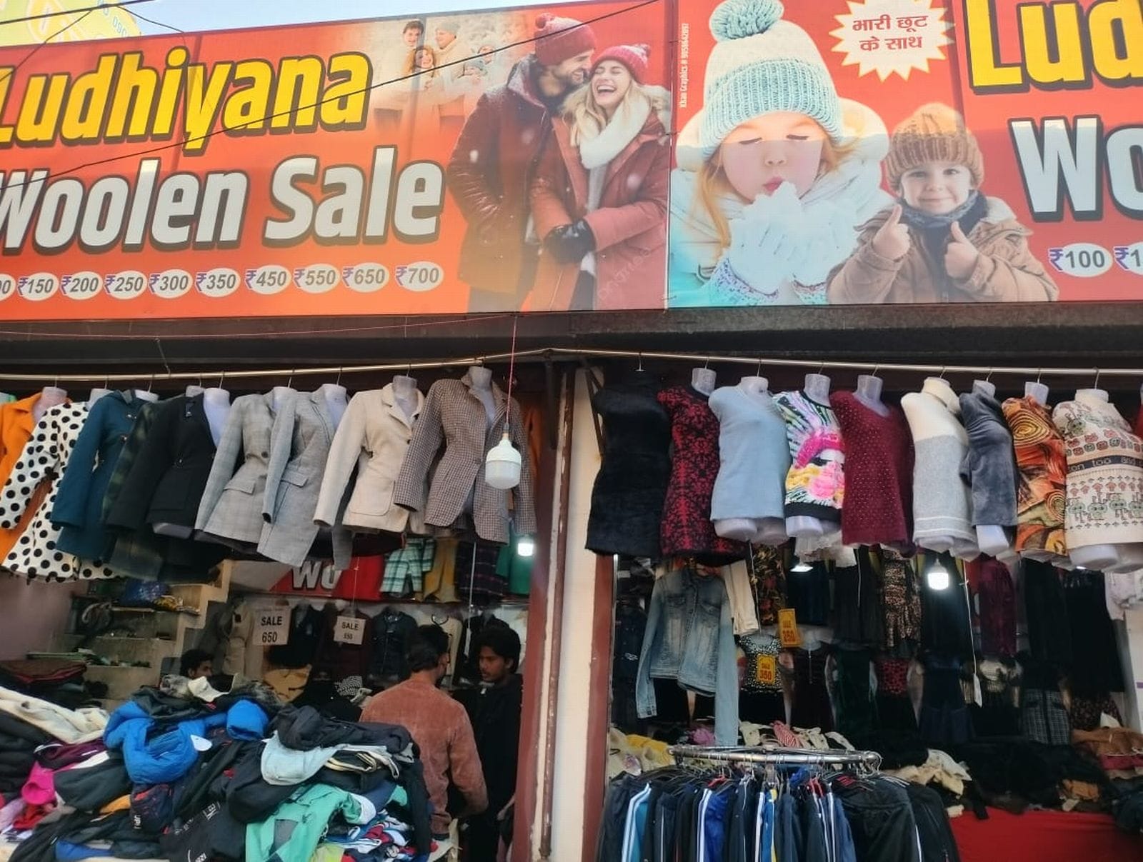 छह सड़का बाजार में गर्म मफलर व टोपी की सजी दुकान। संवाद