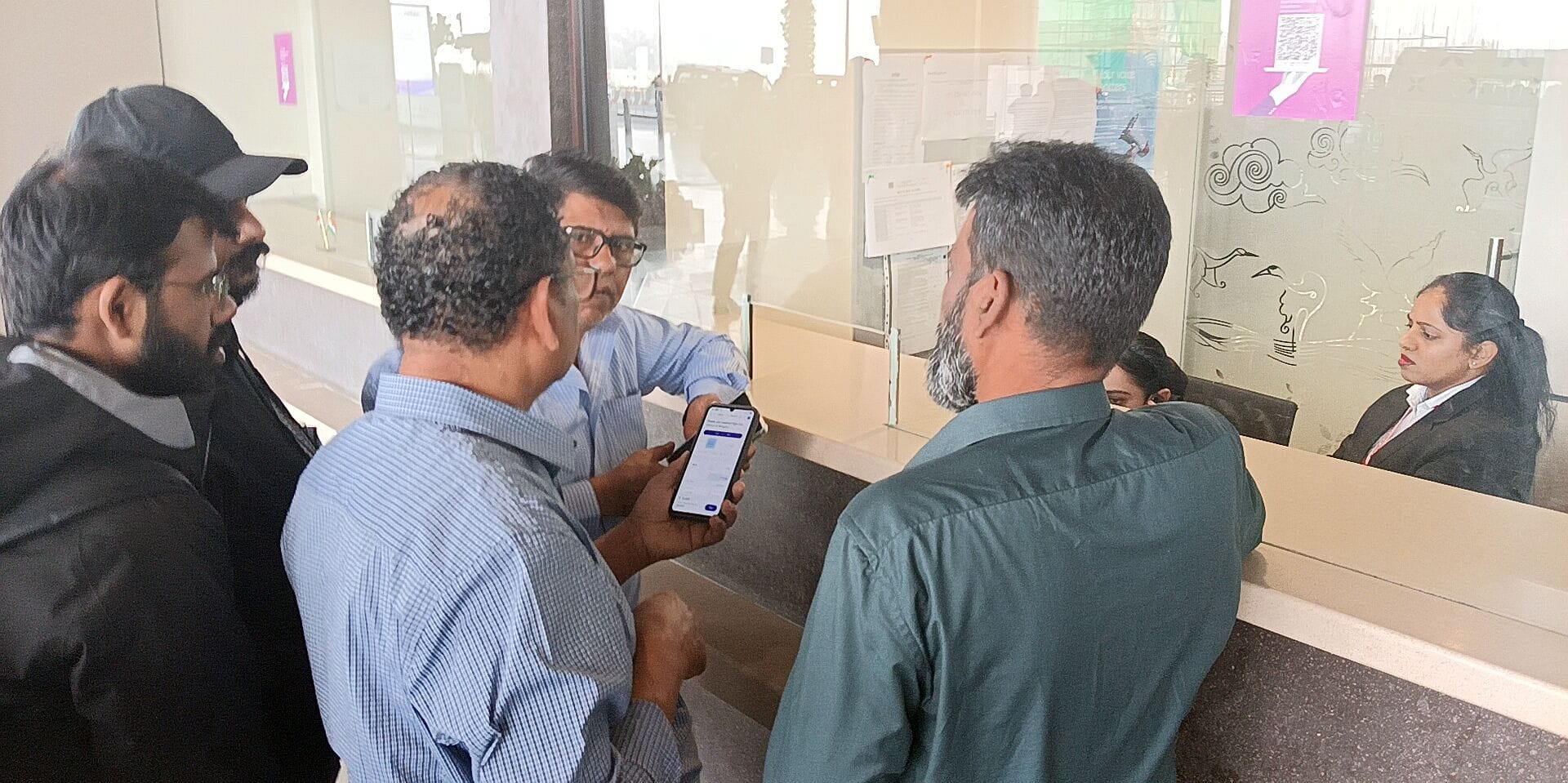 एयरपोर्ट पर परेशानी यात्री।