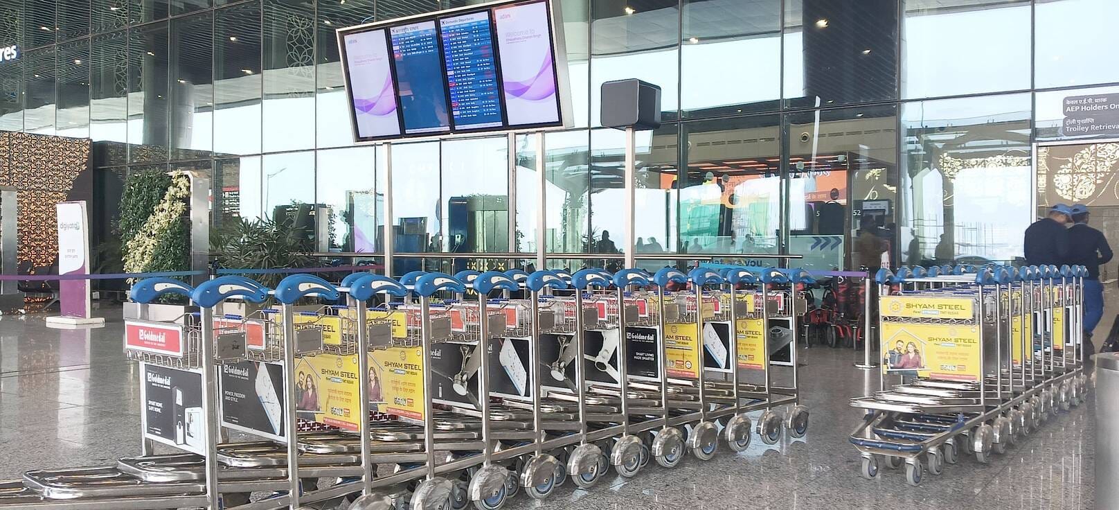 एयरपोर्ट पर परेशानी यात्री।