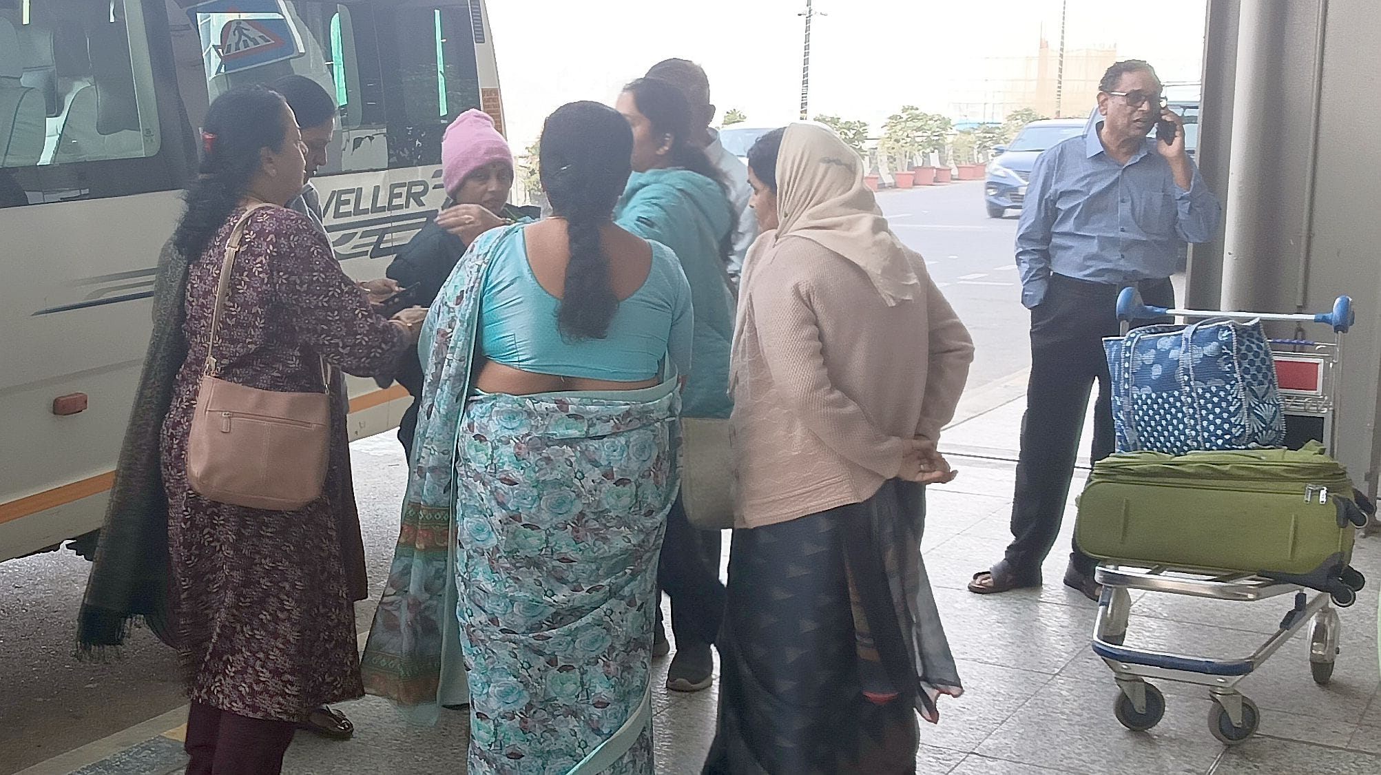 एयरपोर्ट पर परेशानी यात्री।