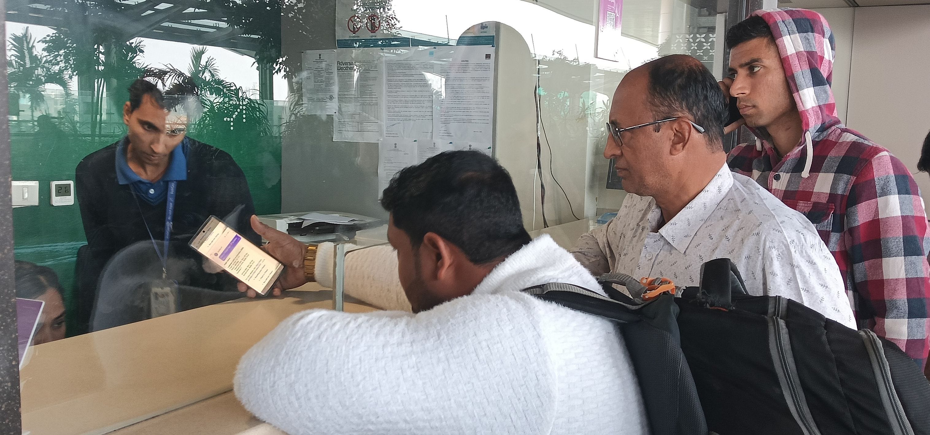 एयरपोर्ट पर परेशानी यात्री।
