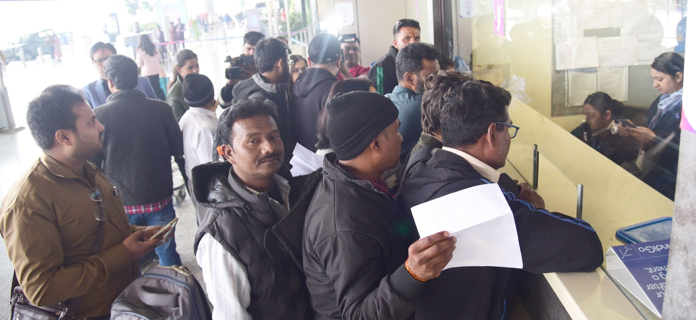 एयरपोर्ट पर परेशानी यात्री।