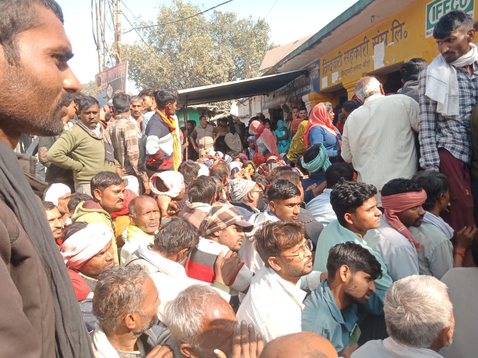 फोटो - 09 दक्षिणी सहकारी समिति में किसानों से बात करते एआर। संवाद फोटो - 09 दक्षिणी सहकारी समिति में किसानों से बात करते एआर। संवाद