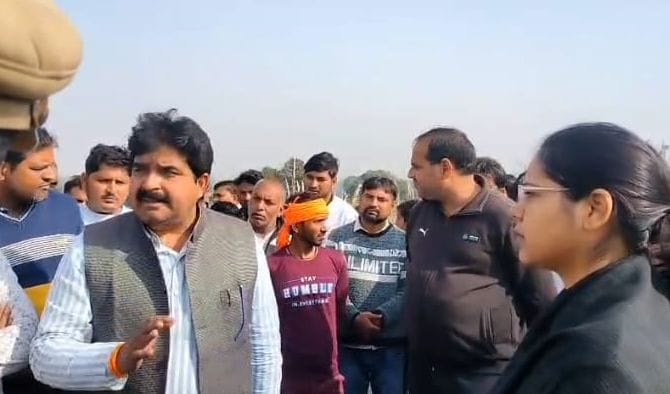 फोटो-30-एक्सप्रेस वे पर पलटा ट्रक। संवाद फोटो-30-एक्सप्रेस वे पर पलटा ट्रक। संवाद