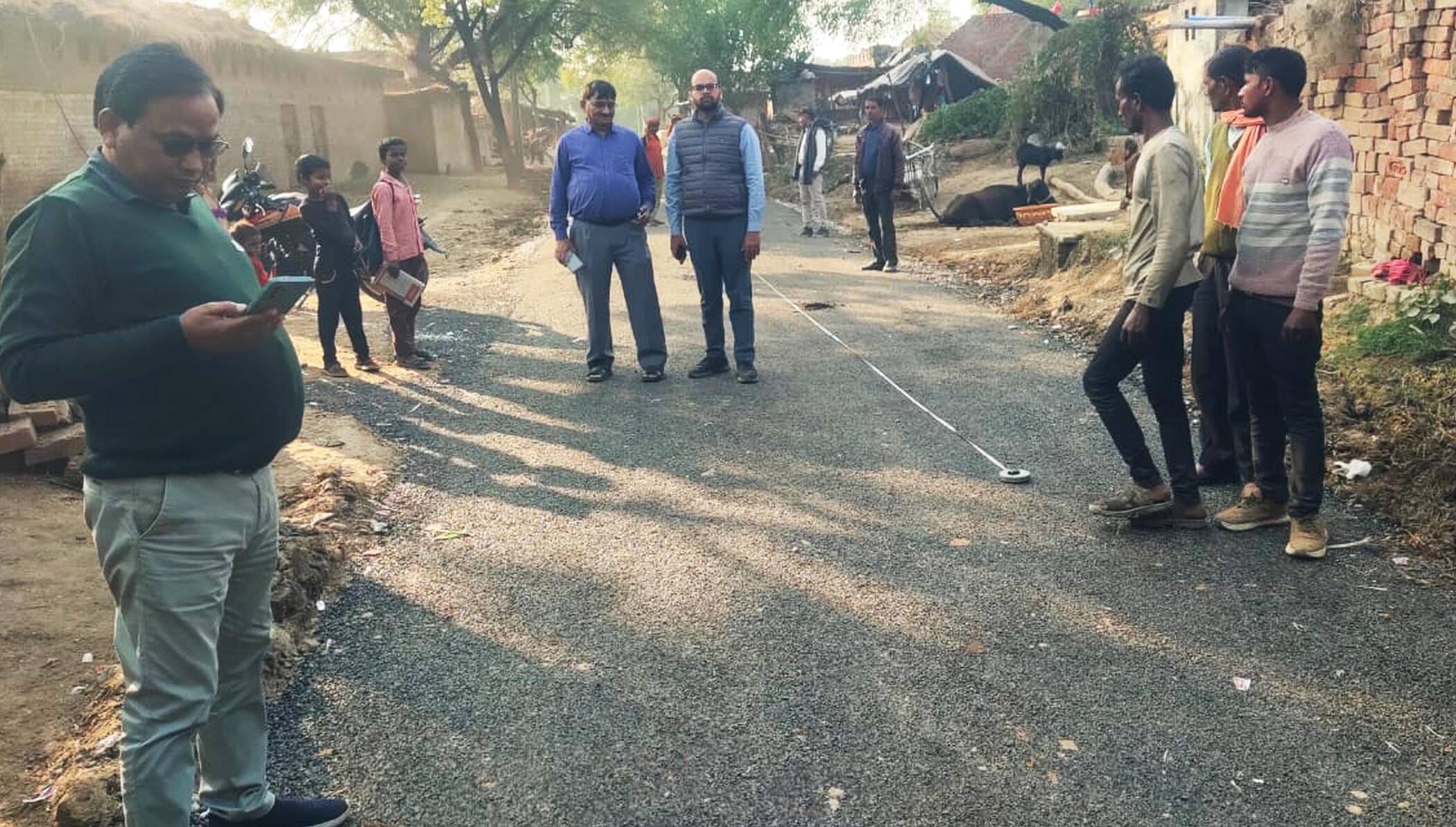 फोटो-30-सड़क निर्माण की जांच करते अधिशाषी अभियंता एके शील। संवाद फोटो-30-सड़क निर्माण की जांच करते अधिशाषी अभियंता एके शील। संवाद