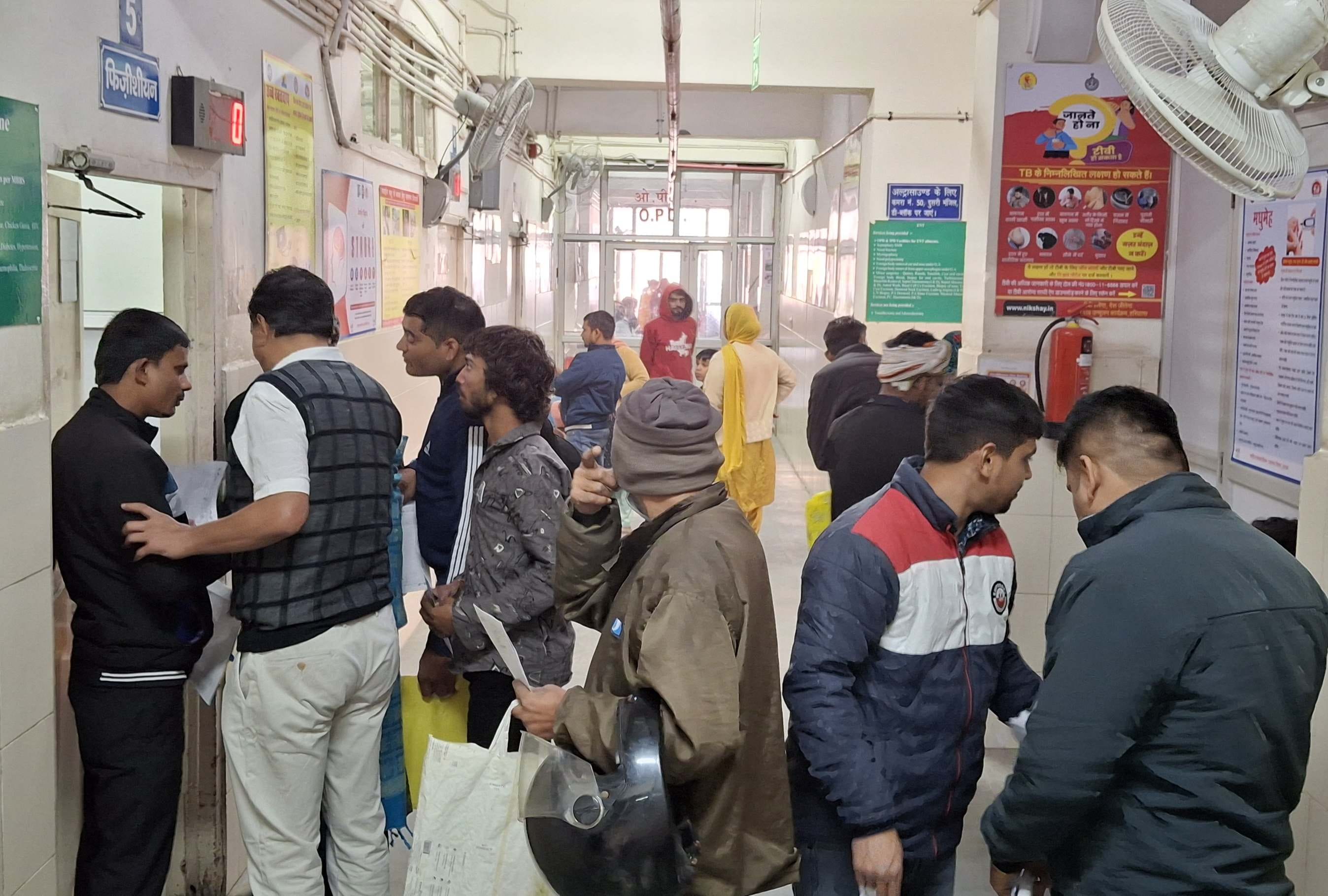 -फोटो 58 : अपने बेटे को गोद में उठाकर एक्स-रे के लिए भटकती महिला। संवाद