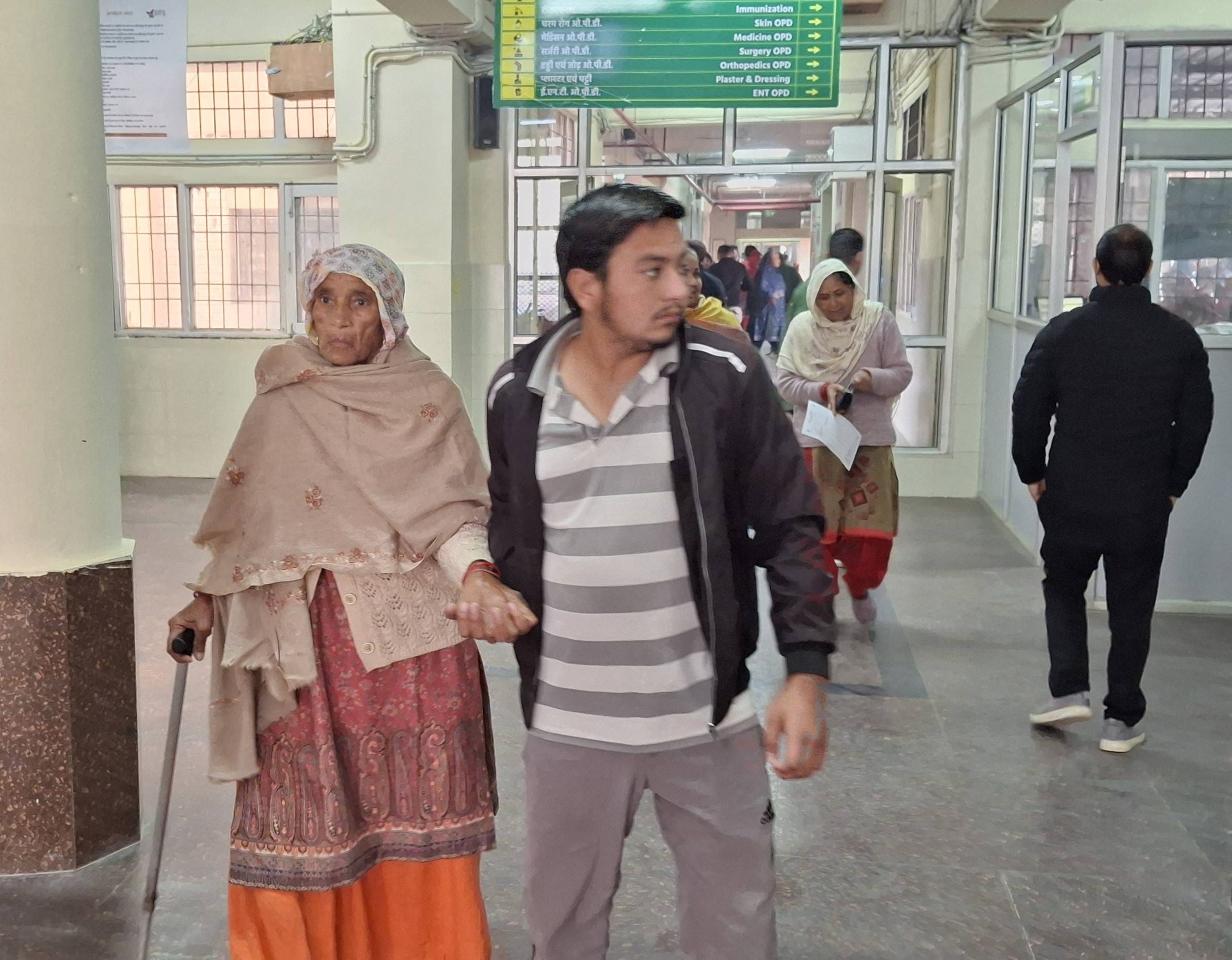 -फोटो 58 : अपने बेटे को गोद में उठाकर एक्स-रे के लिए भटकती महिला। संवाद