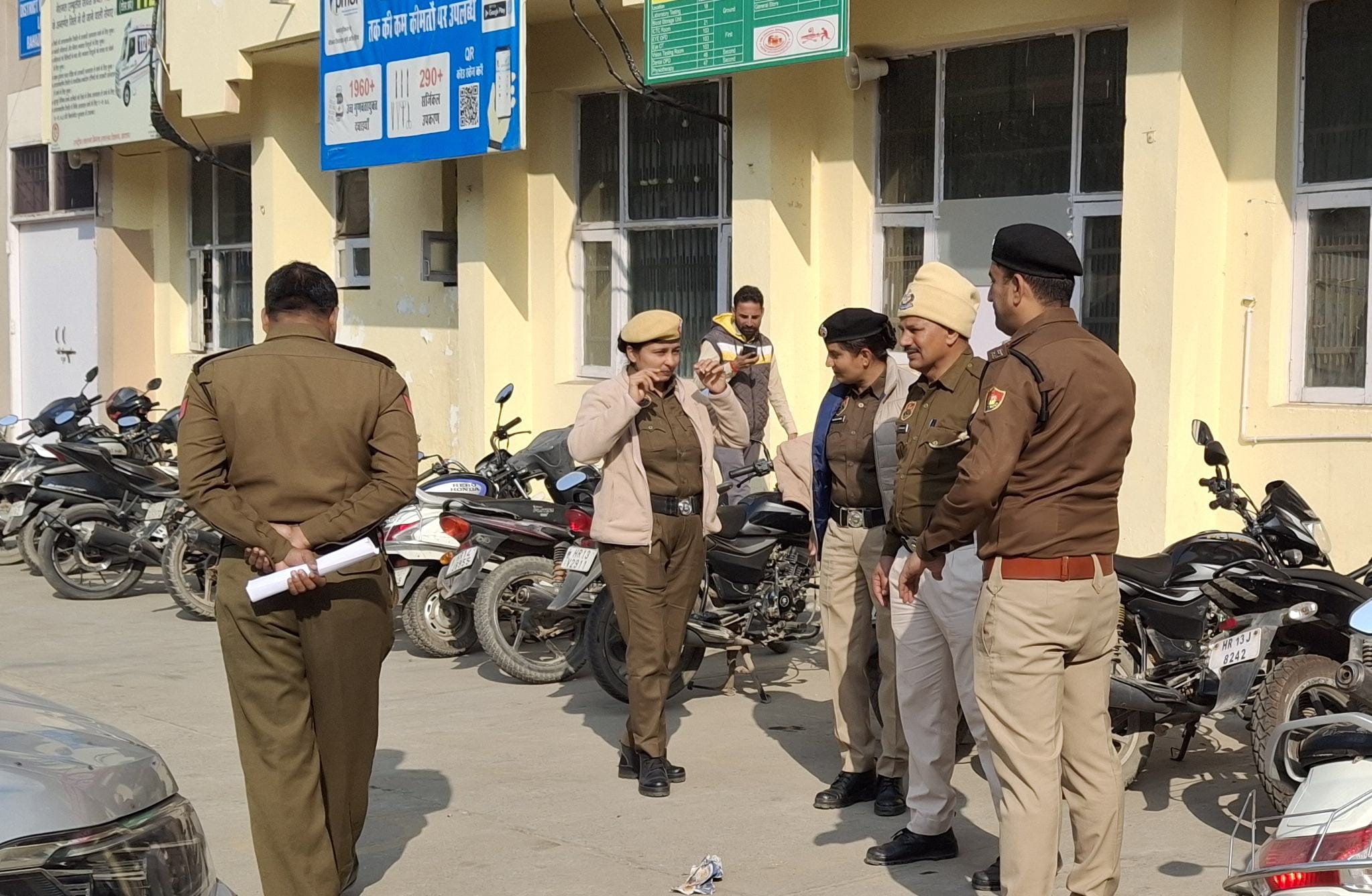 -फोटो 58 : अपने बेटे को गोद में उठाकर एक्स-रे के लिए भटकती महिला। संवाद