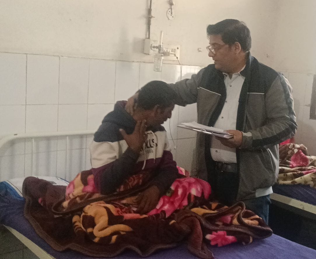 फोटो संख्या:-53 बाल रोग विशेषज्ञ कक्ष के बाहर खड़े मरीजों के परिजन---संवाद