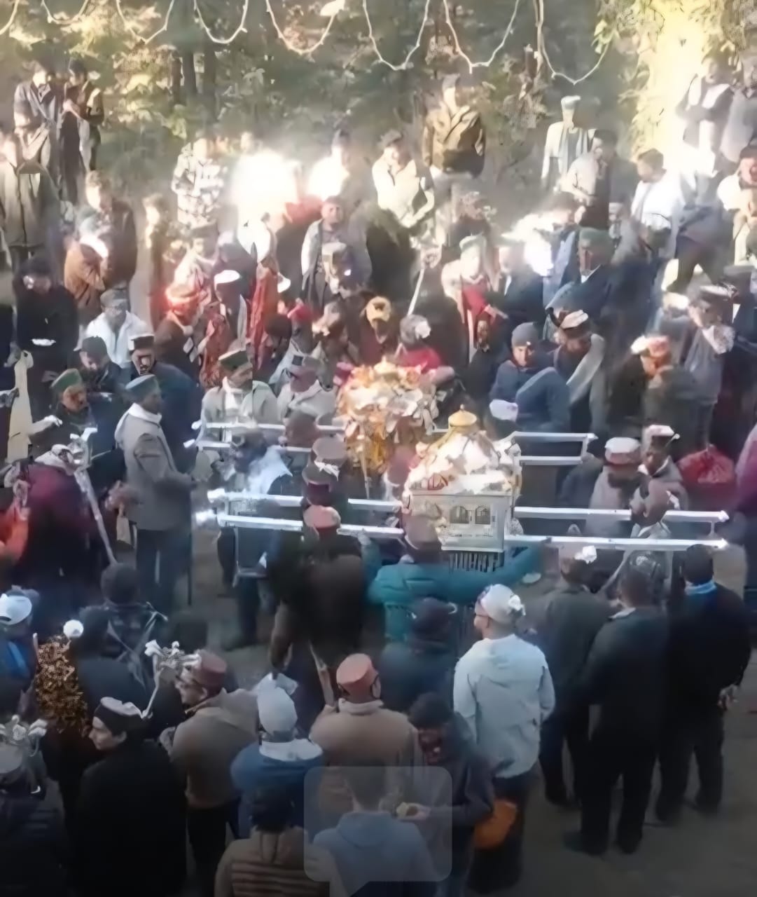 गिल्टाड़ी गांव में पालकी की प्राण प्रतिष्ठा को पहुंचे लोग गिल्टाड़ी गांव में पालकी की प्राण प्रतिष्ठा को पहुंचे लोग