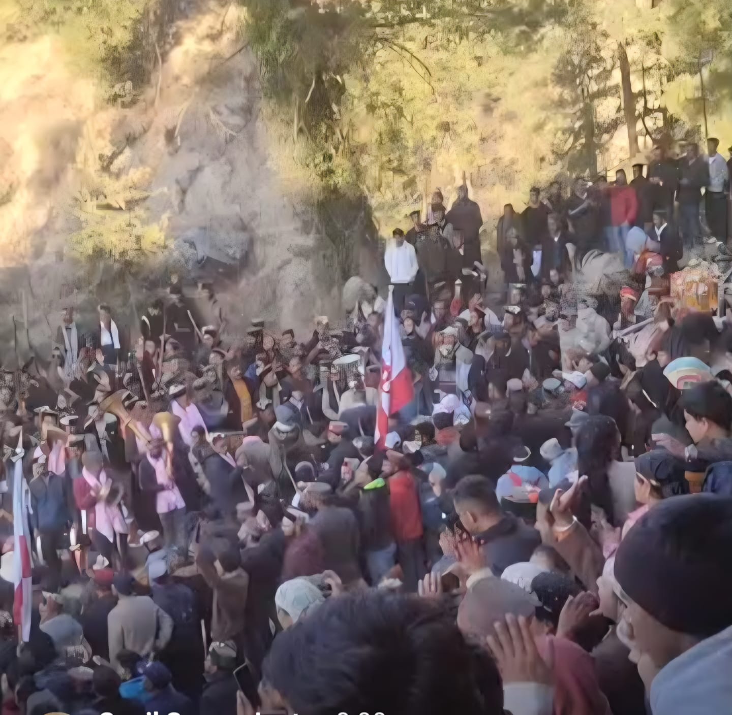 गिल्टाड़ी गांव में पालकी की प्राण प्रतिष्ठा को पहुंचे लोग गिल्टाड़ी गांव में पालकी की प्राण प्रतिष्ठा को पहुंचे लोग