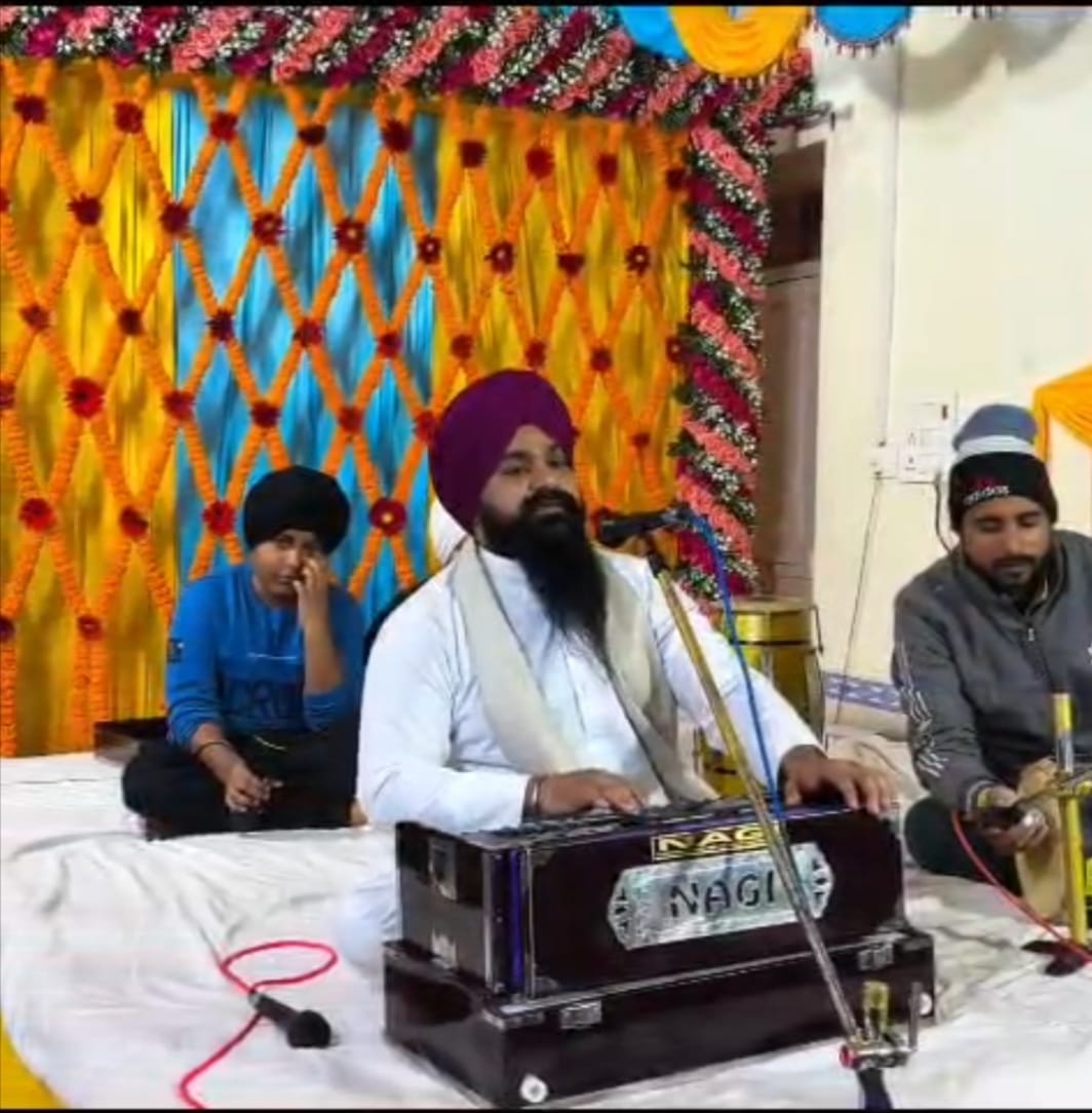 गुरु तेग बहादुर के बलिदान दिवस पर कार्यक्रम प्रस्तुत करते हुए बच्चे । स्रोत - गुरुद्वारा गुरु तेग बहादुर के बलिदान दिवस पर कार्यक्रम प्रस्तुत करते हुए बच्चे । स्रोत - गुरुद्वारा