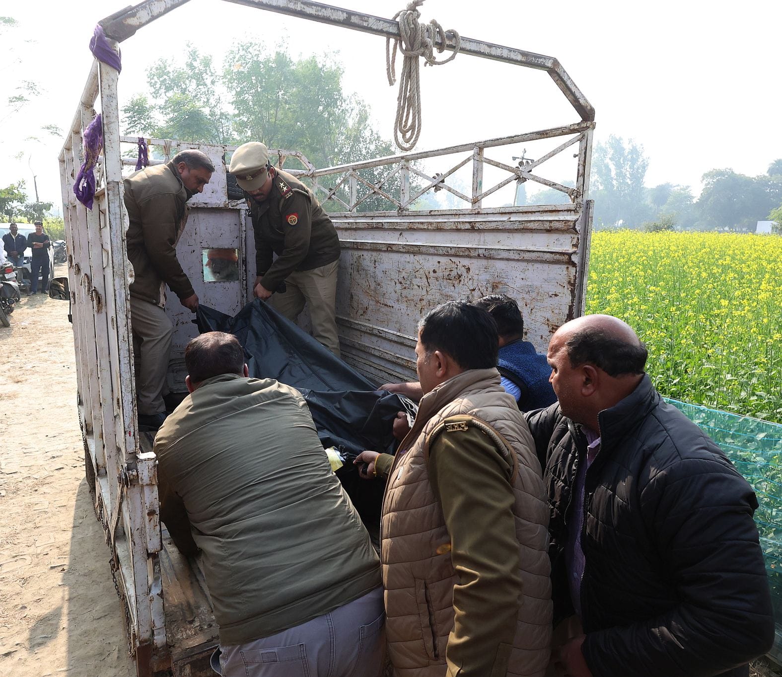 इसी मकान में हुई थी सूर्य प्रताप की हत्या। मौके पर पुलिस एवं हिरासत में हत्यारोपी महिला। इसी मकान में हुई थी सूर्य प्रताप की हत्या। मौके पर पुलिस एवं हिरासत में हत्यारोपी महिला।