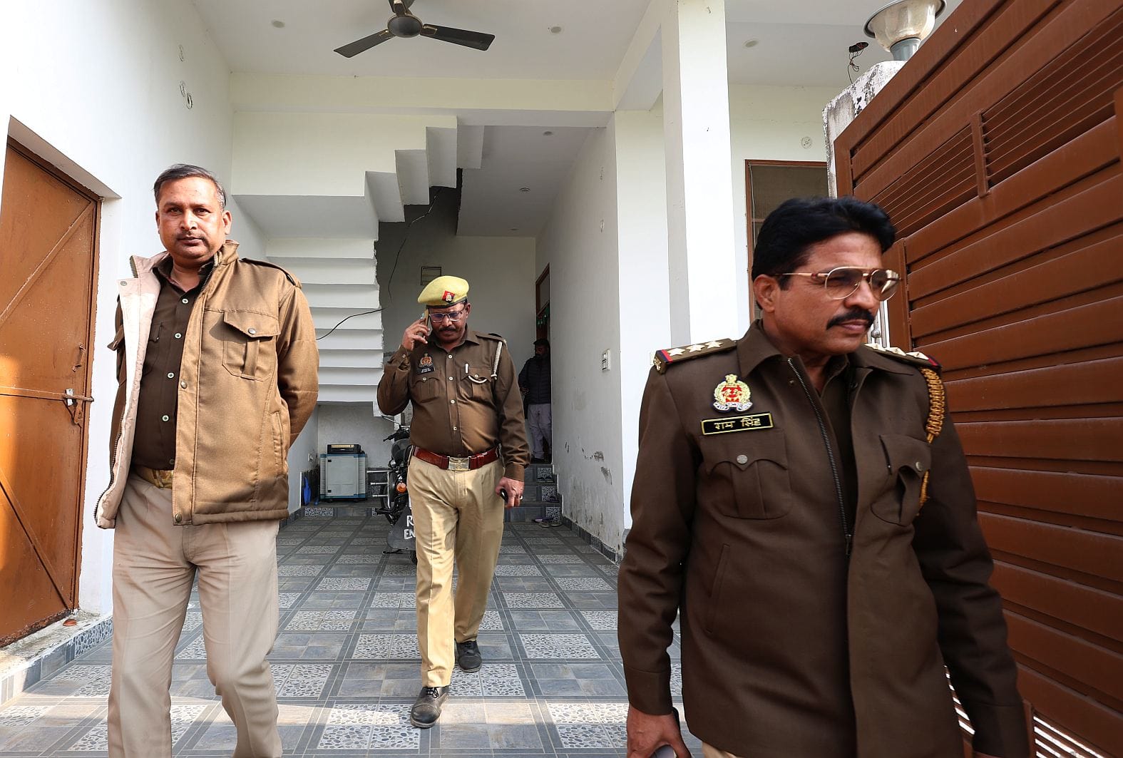 इसी मकान में हुई थी सूर्य प्रताप की हत्या। मौके पर पुलिस एवं हिरासत में हत्यारोपी महिला। इसी मकान में हुई थी सूर्य प्रताप की हत्या। मौके पर पुलिस एवं हिरासत में हत्यारोपी महिला।