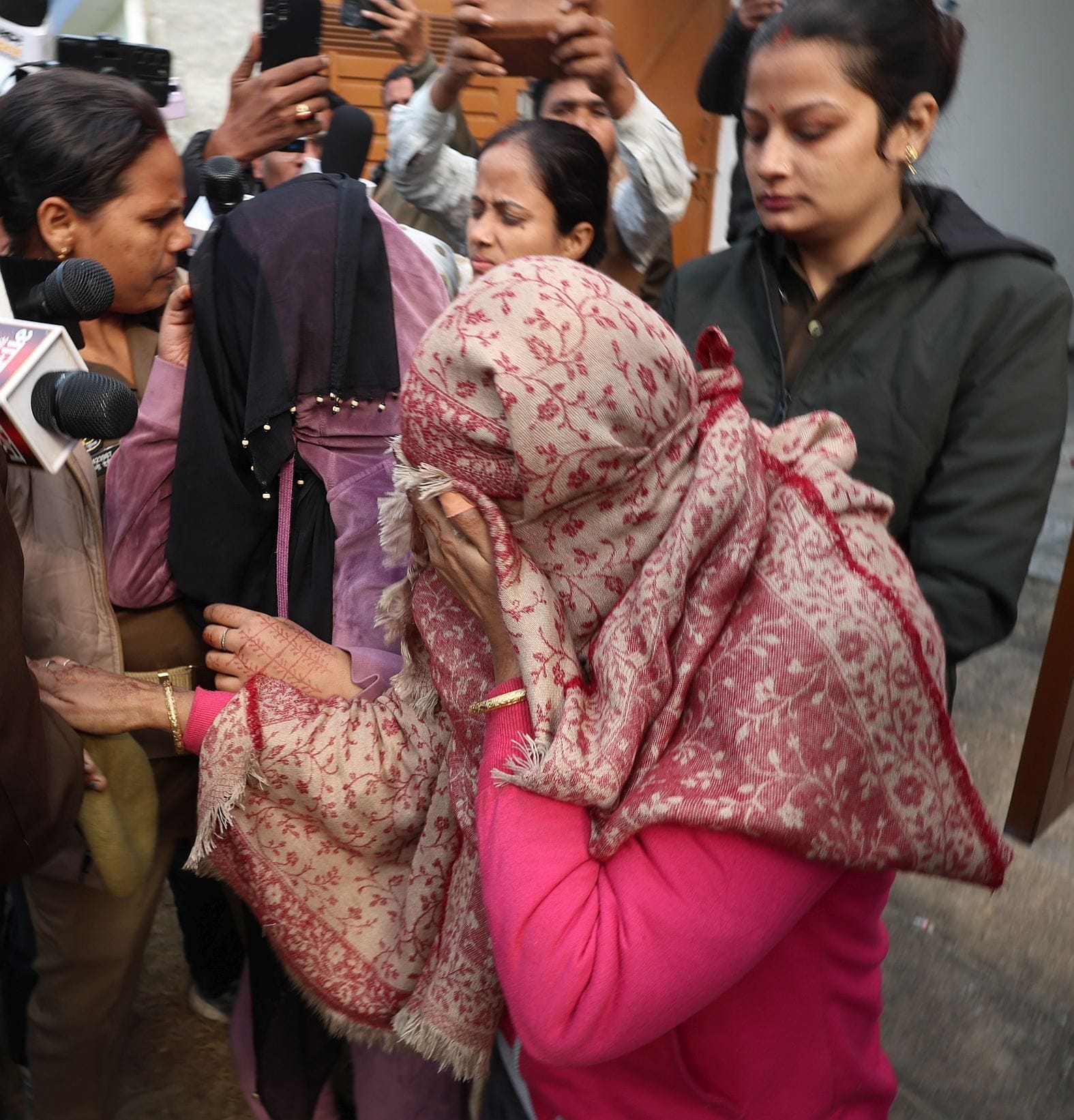 इसी मकान में हुई थी सूर्य प्रताप की हत्या। मौके पर पुलिस एवं हिरासत में हत्यारोपी महिला। इसी मकान में हुई थी सूर्य प्रताप की हत्या। मौके पर पुलिस एवं हिरासत में हत्यारोपी महिला।