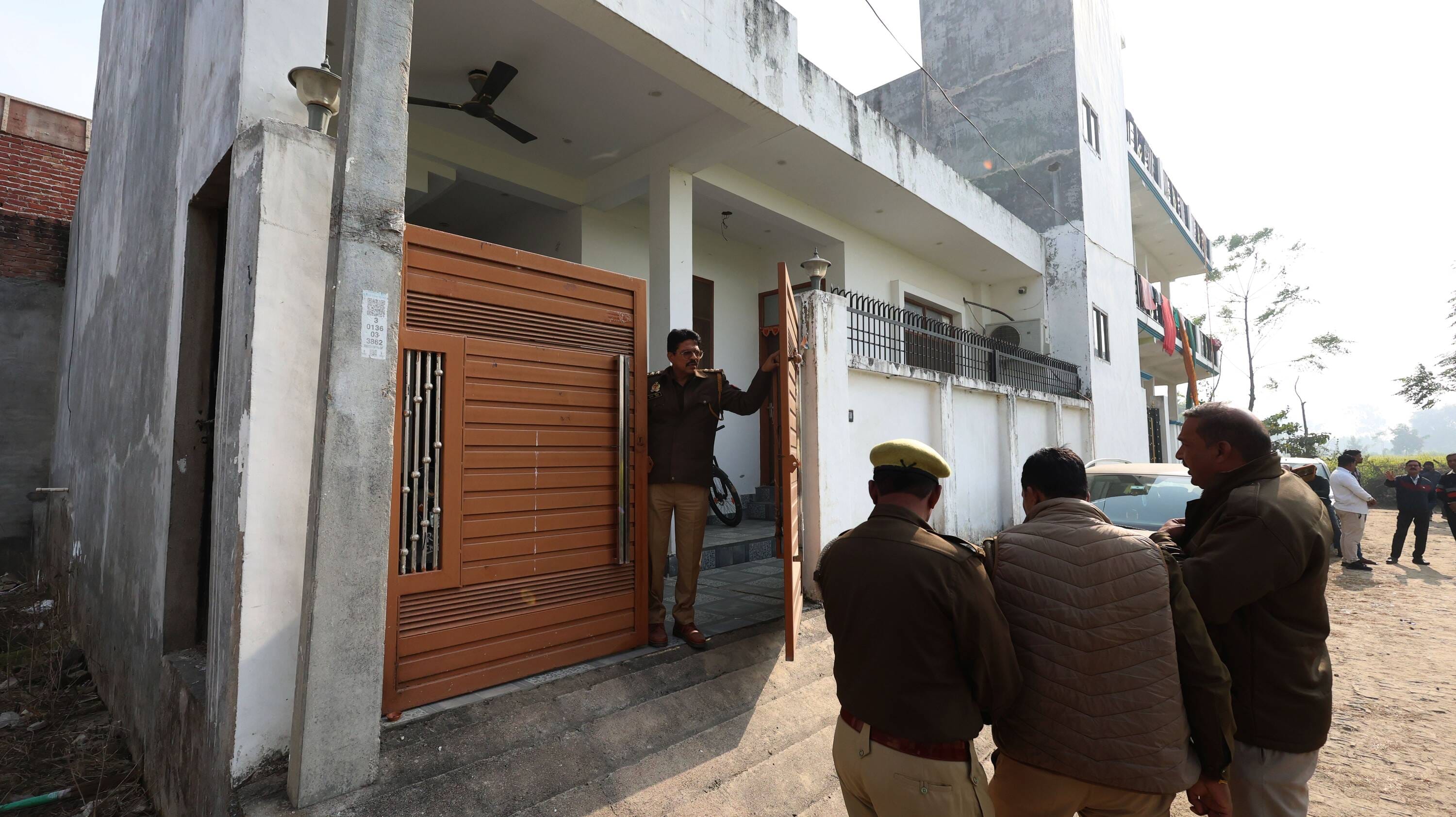 इसी मकान में हुई थी सूर्य प्रताप की हत्या। मौके पर पुलिस एवं हिरासत में हत्यारोपी महिला। इसी मकान में हुई थी सूर्य प्रताप की हत्या। मौके पर पुलिस एवं हिरासत में हत्यारोपी महिला।