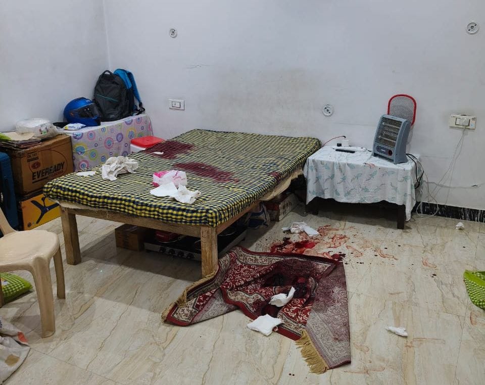 इसी मकान में हुई थी सूर्य प्रताप की हत्या। मौके पर पुलिस एवं हिरासत में हत्यारोपी महिला। इसी मकान में हुई थी सूर्य प्रताप की हत्या। मौके पर पुलिस एवं हिरासत में हत्यारोपी महिला।