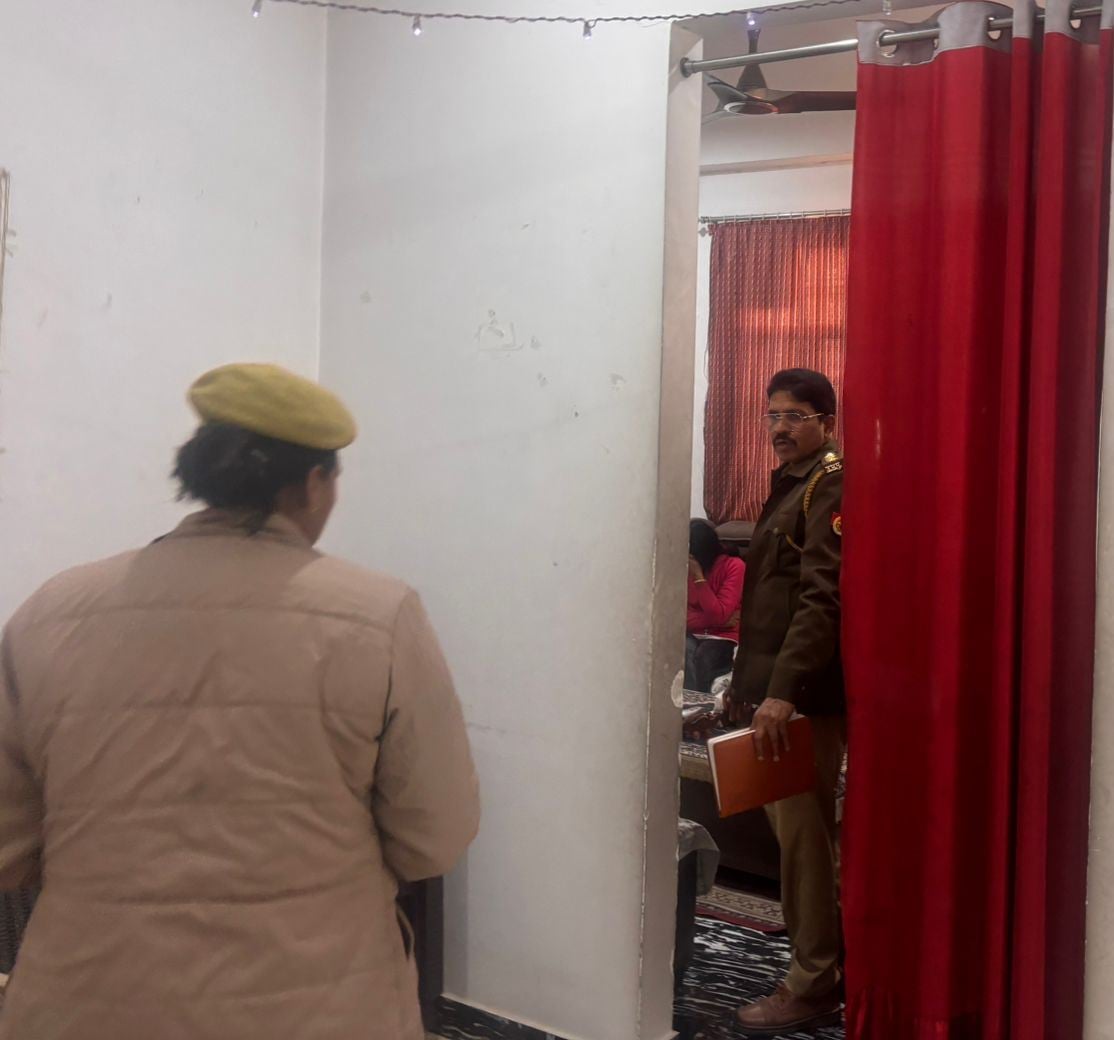 इसी मकान में हुई थी सूर्य प्रताप की हत्या। मौके पर पुलिस एवं हिरासत में हत्यारोपी महिला। इसी मकान में हुई थी सूर्य प्रताप की हत्या। मौके पर पुलिस एवं हिरासत में हत्यारोपी महिला।