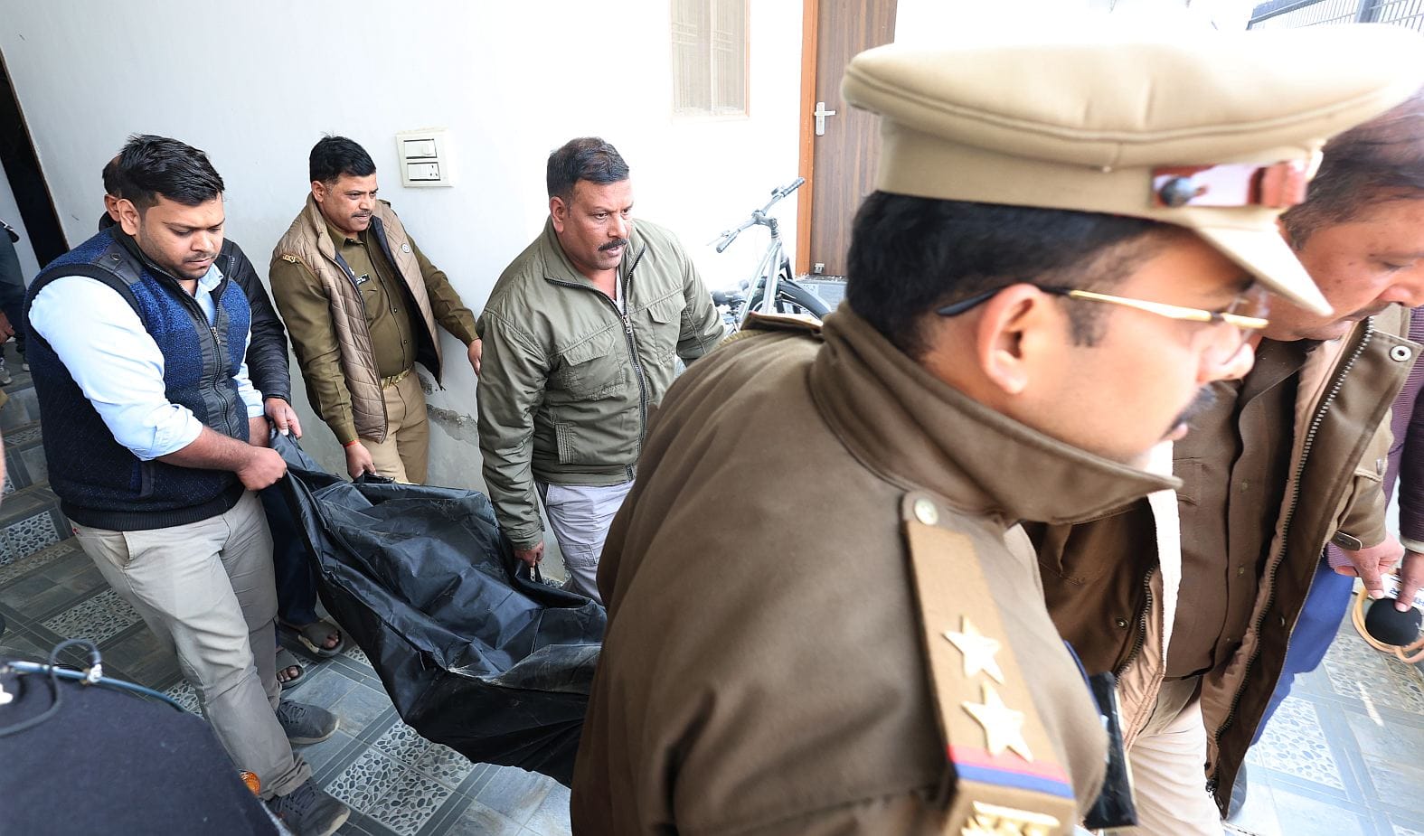 इसी मकान में हुई थी सूर्य प्रताप की हत्या। मौके पर पुलिस एवं हिरासत में हत्यारोपी महिला। इसी मकान में हुई थी सूर्य प्रताप की हत्या। मौके पर पुलिस एवं हिरासत में हत्यारोपी महिला।