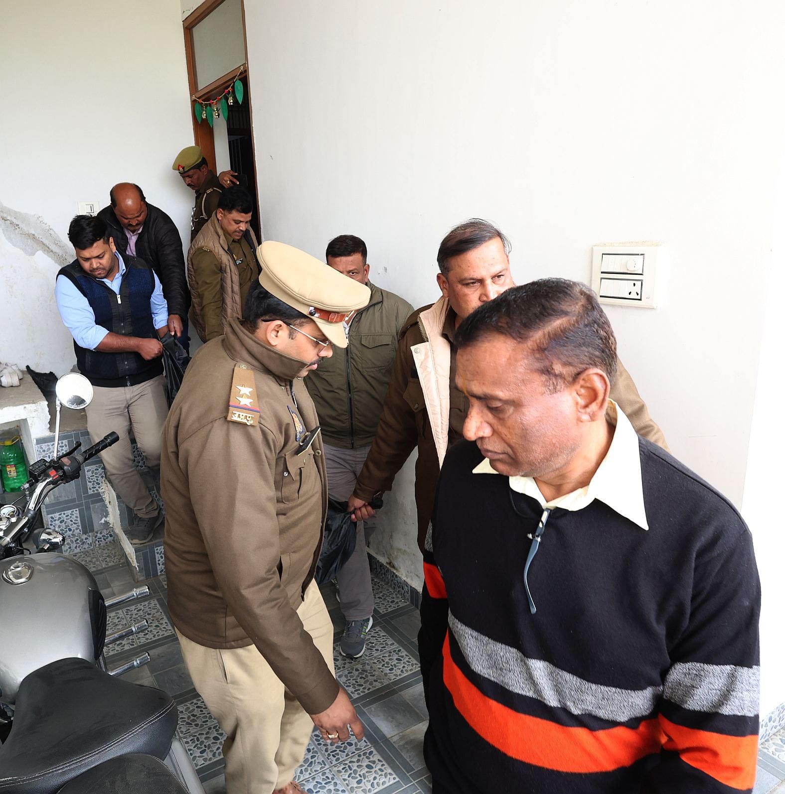 इसी मकान में हुई थी सूर्य प्रताप की हत्या। मौके पर पुलिस एवं हिरासत में हत्यारोपी महिला। इसी मकान में हुई थी सूर्य प्रताप की हत्या। मौके पर पुलिस एवं हिरासत में हत्यारोपी महिला।