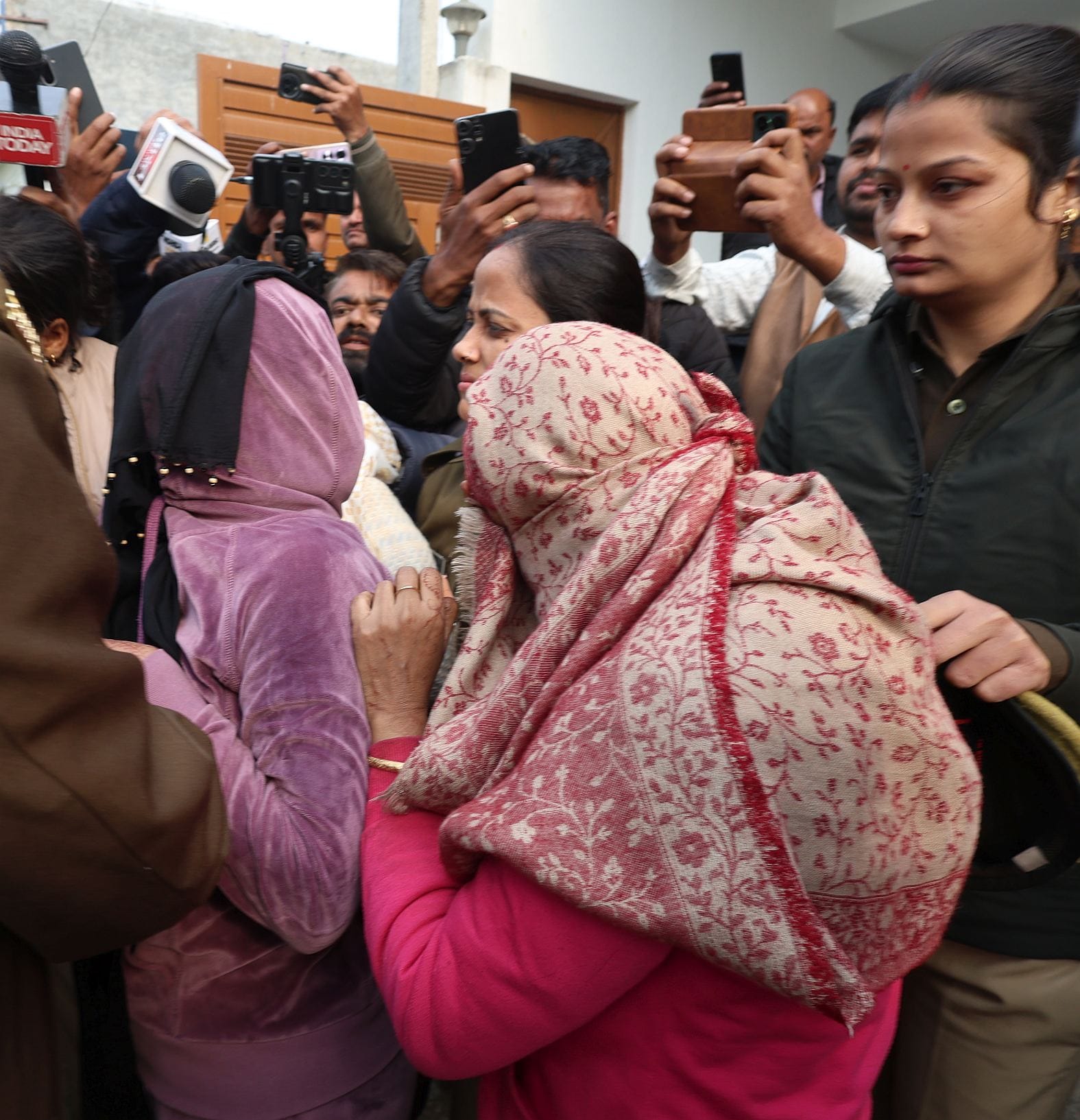 इसी मकान में हुई थी सूर्य प्रताप की हत्या। मौके पर पुलिस एवं हिरासत में हत्यारोपी महिला। इसी मकान में हुई थी सूर्य प्रताप की हत्या। मौके पर पुलिस एवं हिरासत में हत्यारोपी महिला।