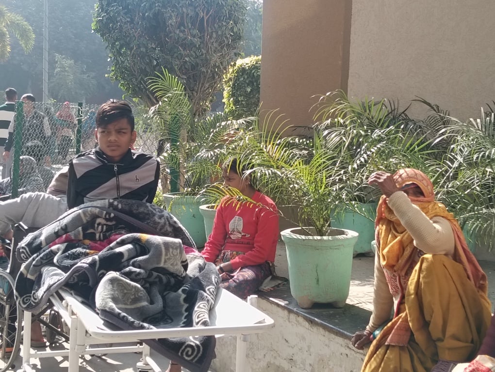 जिला नागरिक अस्पताल में दवाई लेने के लिए लगी मरीजों की भीड़। संवाद जिला नागरिक अस्पताल में दवाई लेने के लिए लगी मरीजों की भीड़। संवाद