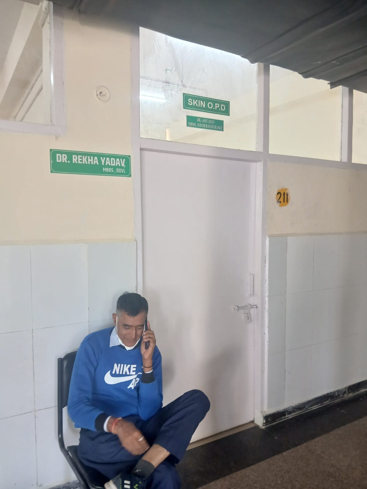 जनरल सर्जन की खाली पड़ी कुर्सी। संवाद