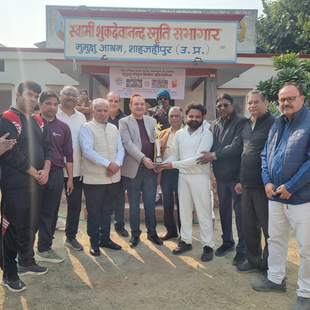 कृभको खाद फैक्टरी के मैदान पर क्रिकेट के दौरान रन लेता खिलाड़ी। स्रोत: आयोजक